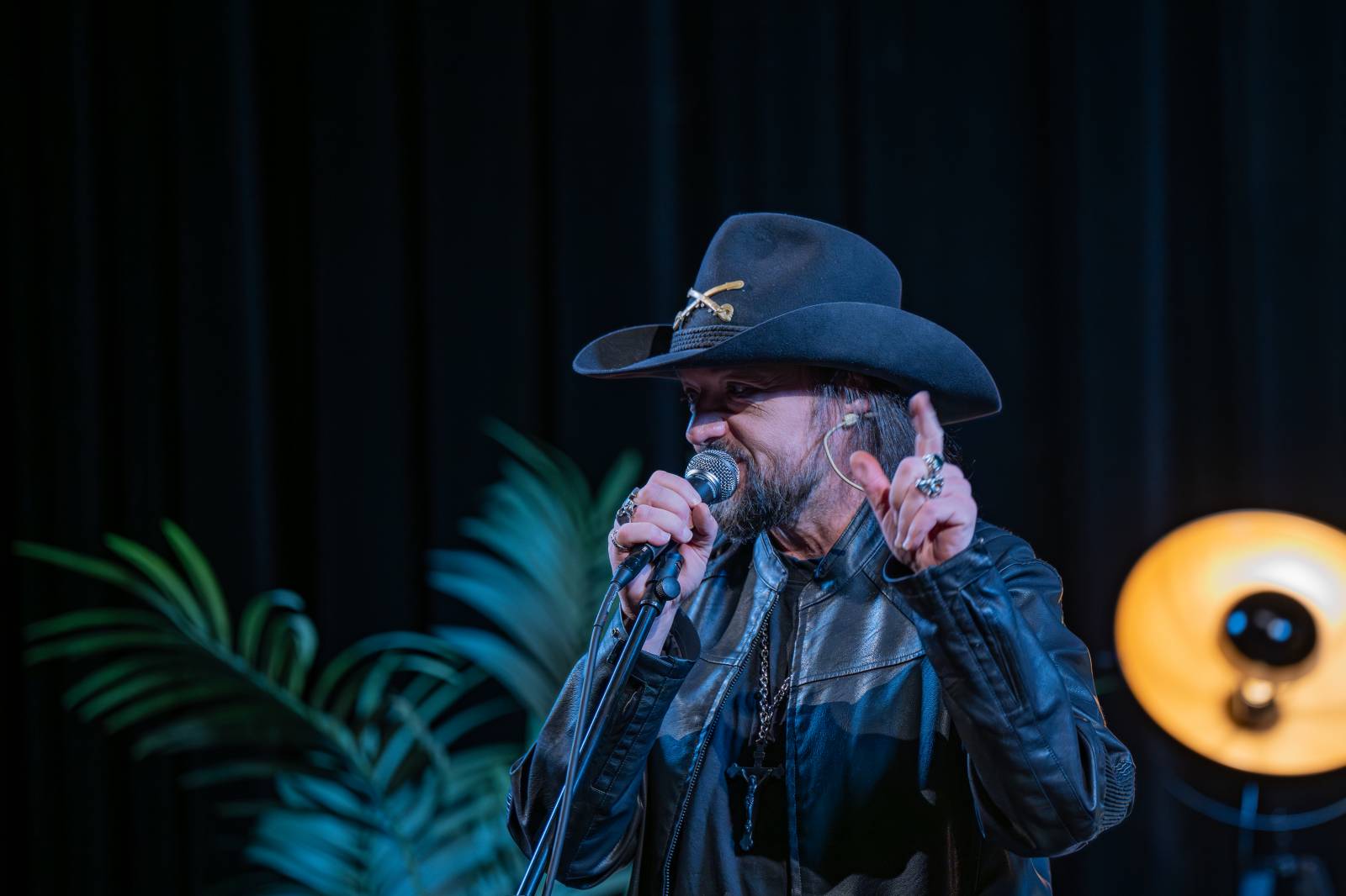 Diváky talkshow U Aleše na střeše bavili Robert Kodym, Varhan Orchestrovič Bauer i frontman Doctor Victor