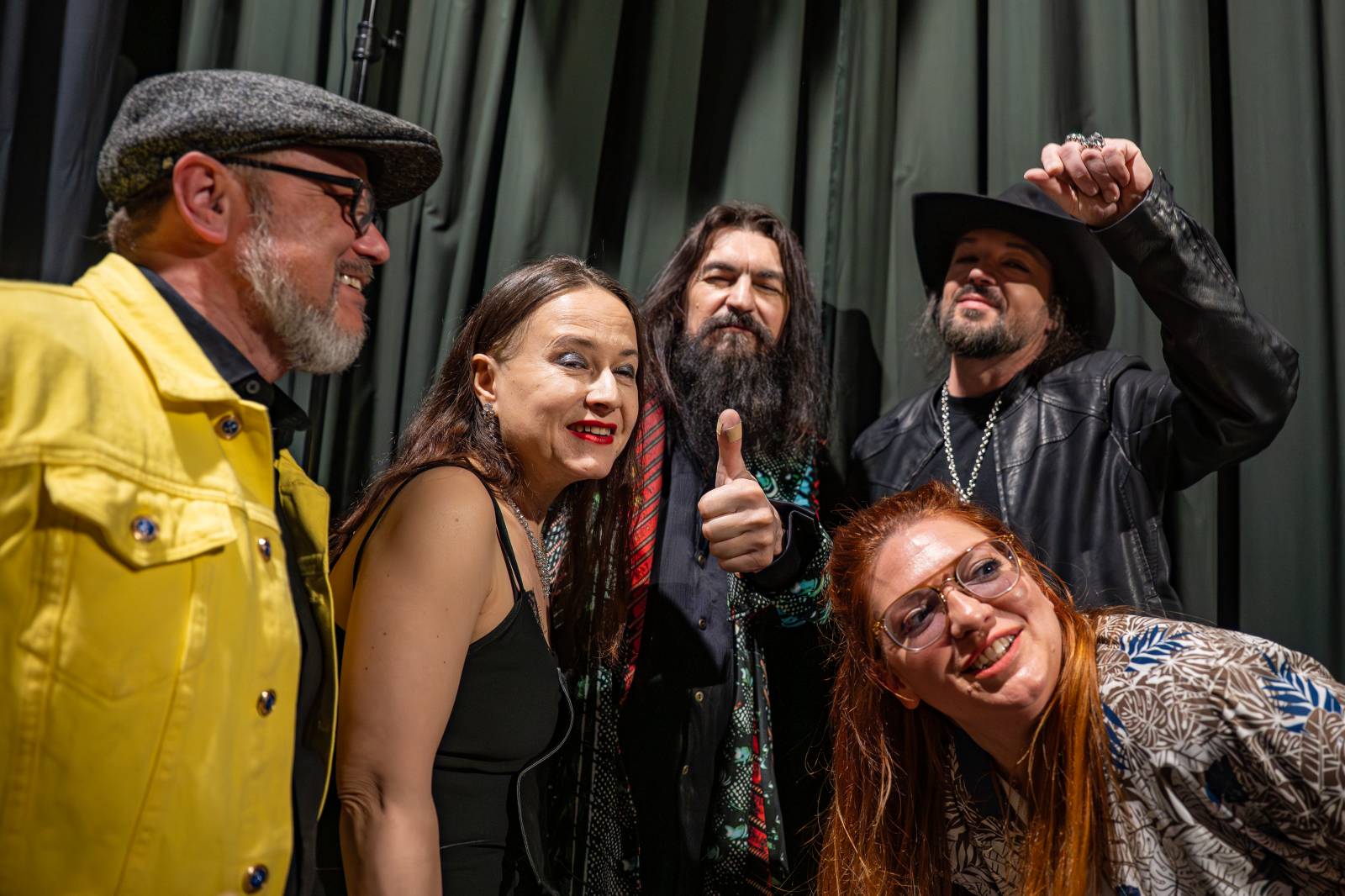 Diváky talkshow U Aleše na střeše bavili Robert Kodym, Varhan Orchestrovič Bauer i frontman Doctor Victor