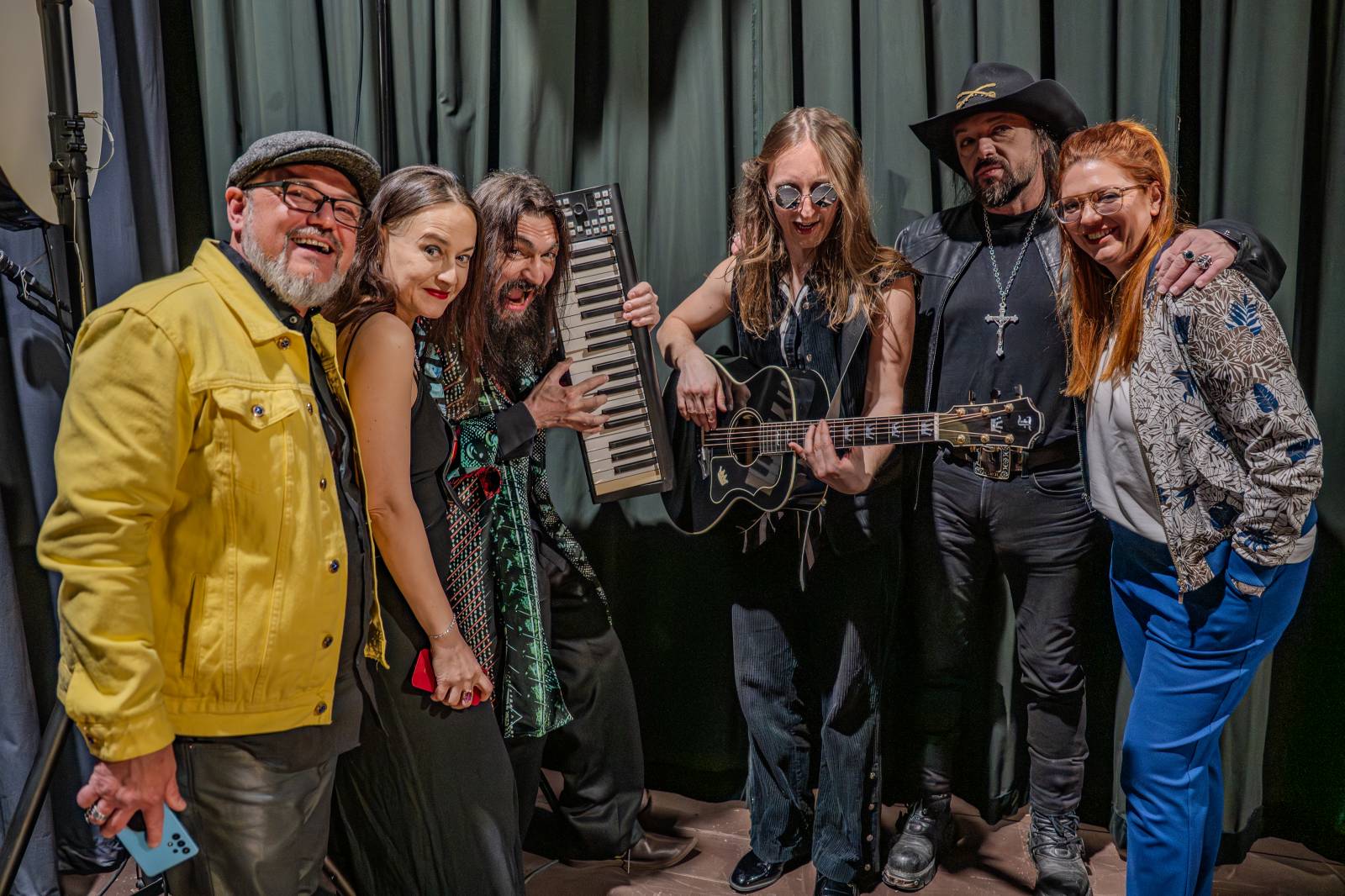 Diváky talkshow U Aleše na střeše bavili Robert Kodym, Varhan Orchestrovič Bauer i frontman Doctor Victor