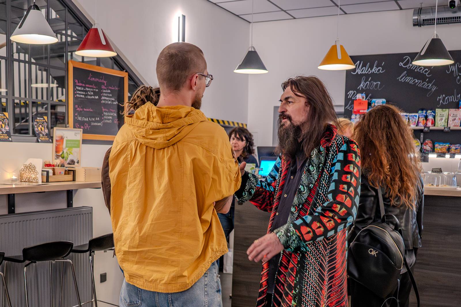 Diváky talkshow U Aleše na střeše bavili Robert Kodym, Varhan Orchestrovič Bauer i frontman Doctor Victor