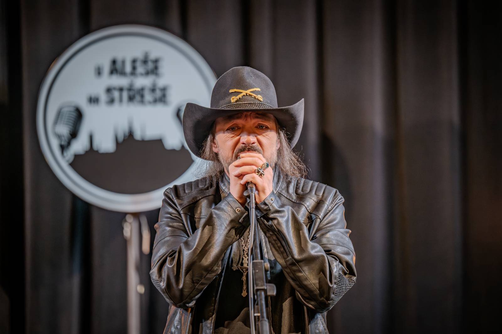 Diváky talkshow U Aleše na střeše bavili Robert Kodym, Varhan Orchestrovič Bauer i frontman Doctor Victor