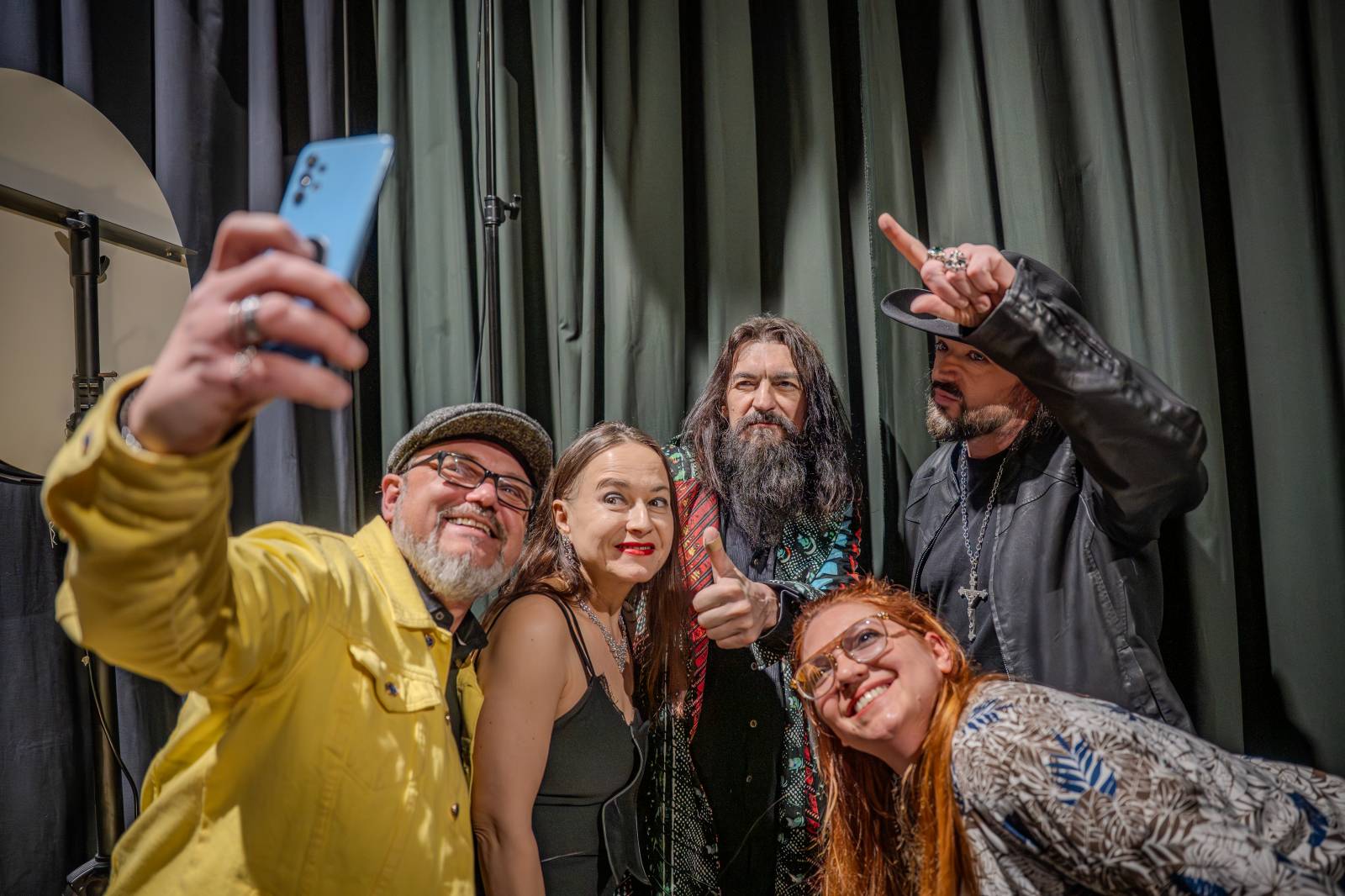 Diváky talkshow U Aleše na střeše bavili Robert Kodym, Varhan Orchestrovič Bauer i frontman Doctor Victor