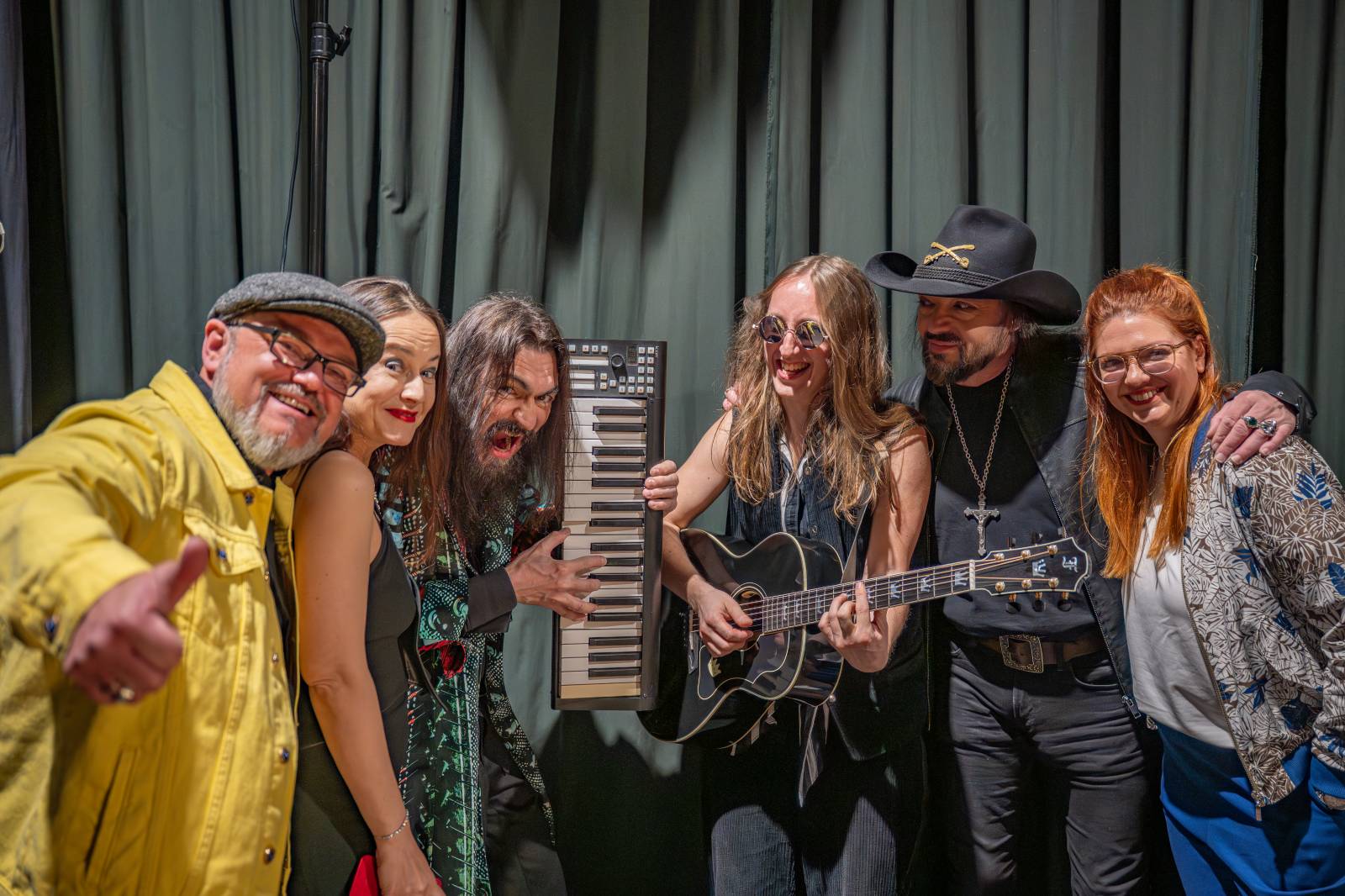 Diváky talkshow U Aleše na střeše bavili Robert Kodym, Varhan Orchestrovič Bauer i frontman Doctor Victor