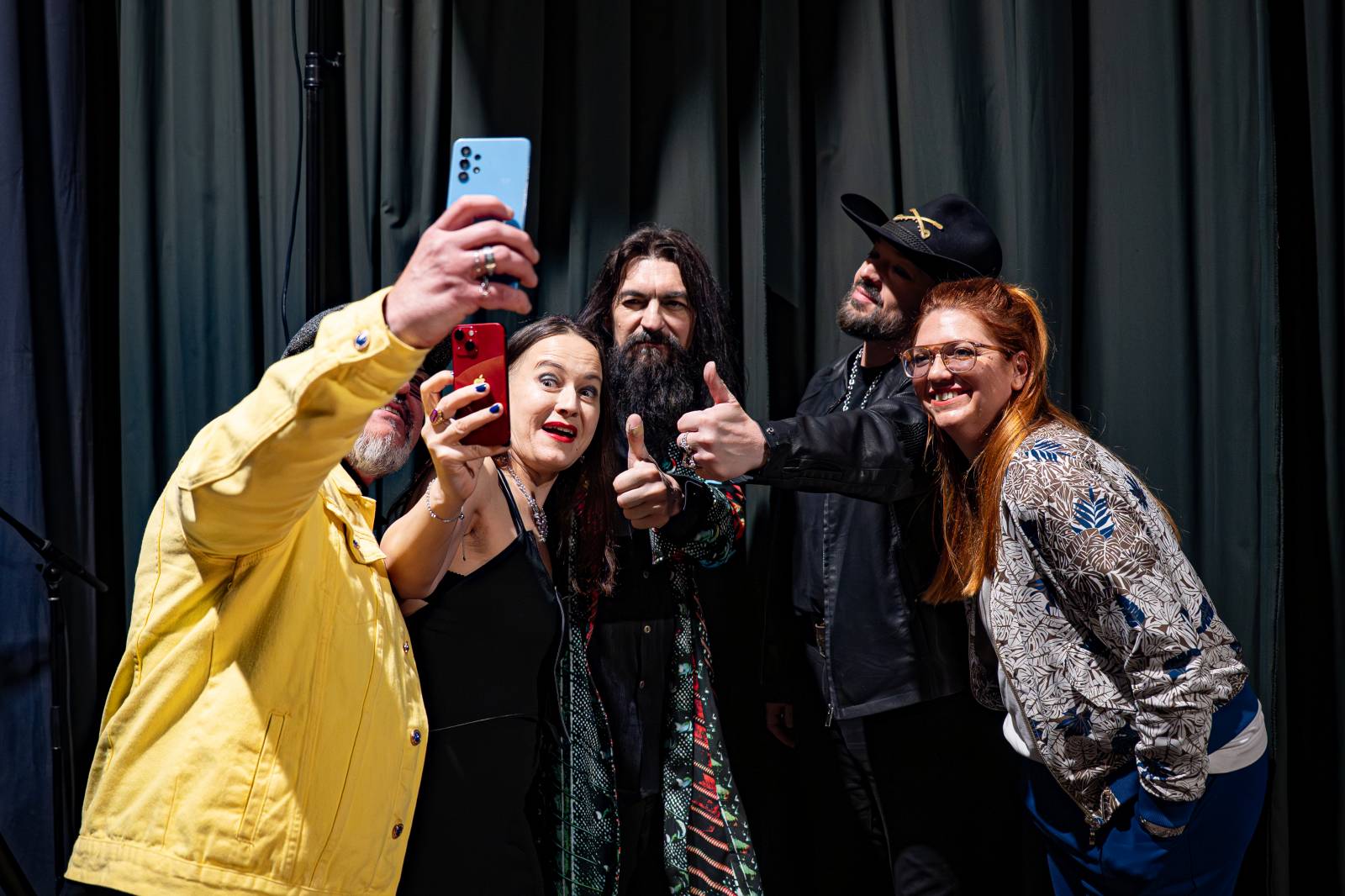 Diváky talkshow U Aleše na střeše bavili Robert Kodym, Varhan Orchestrovič Bauer i frontman Doctor Victor