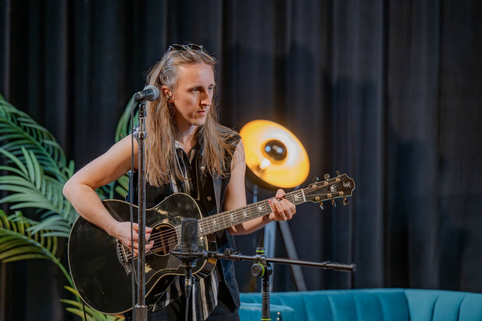 Diváky talkshow U Aleše na střeše bavili Robert Kodym, Varhan Orchestrovič Bauer i frontman Doctor Victor