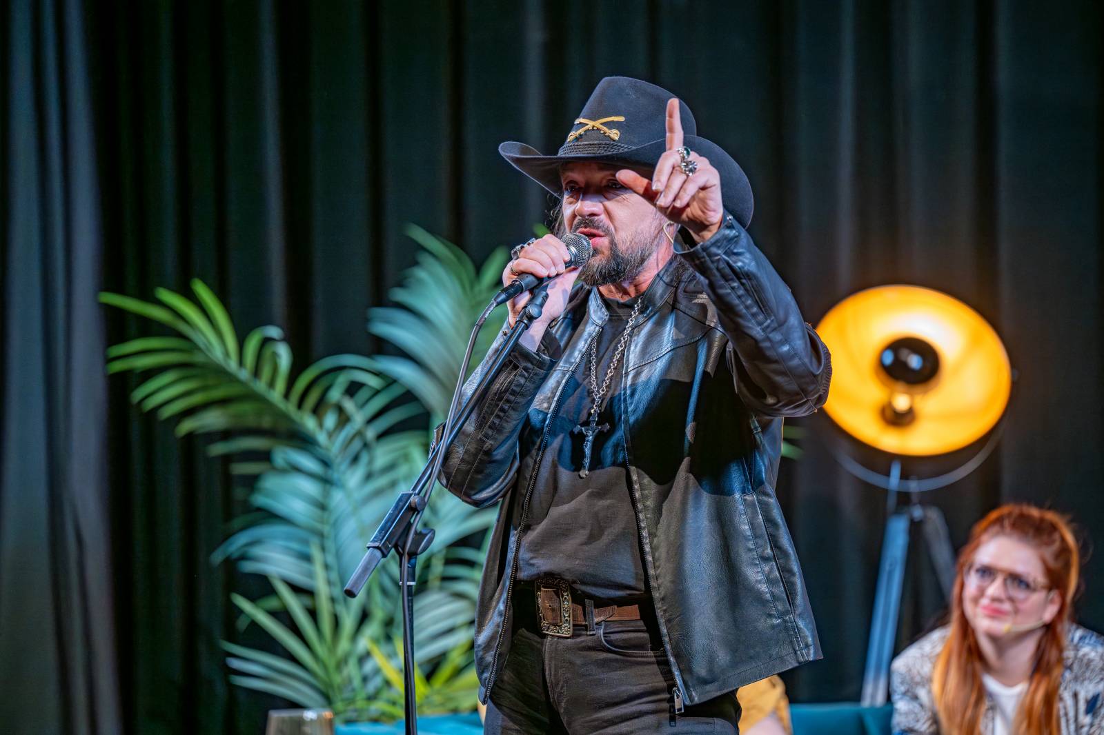 Diváky talkshow U Aleše na střeše bavili Robert Kodym, Varhan Orchestrovič Bauer i frontman Doctor Victor