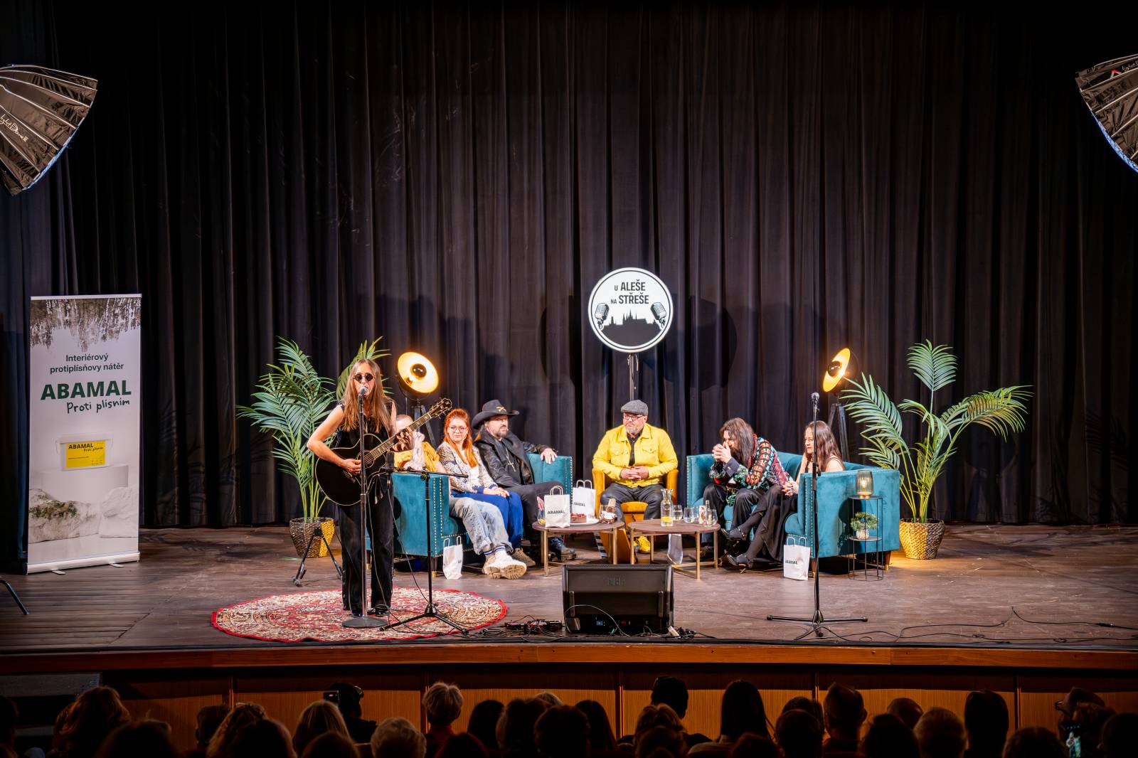 Diváky talkshow U Aleše na střeše bavili Robert Kodym, Varhan Orchestrovič Bauer i frontman Doctor Victor