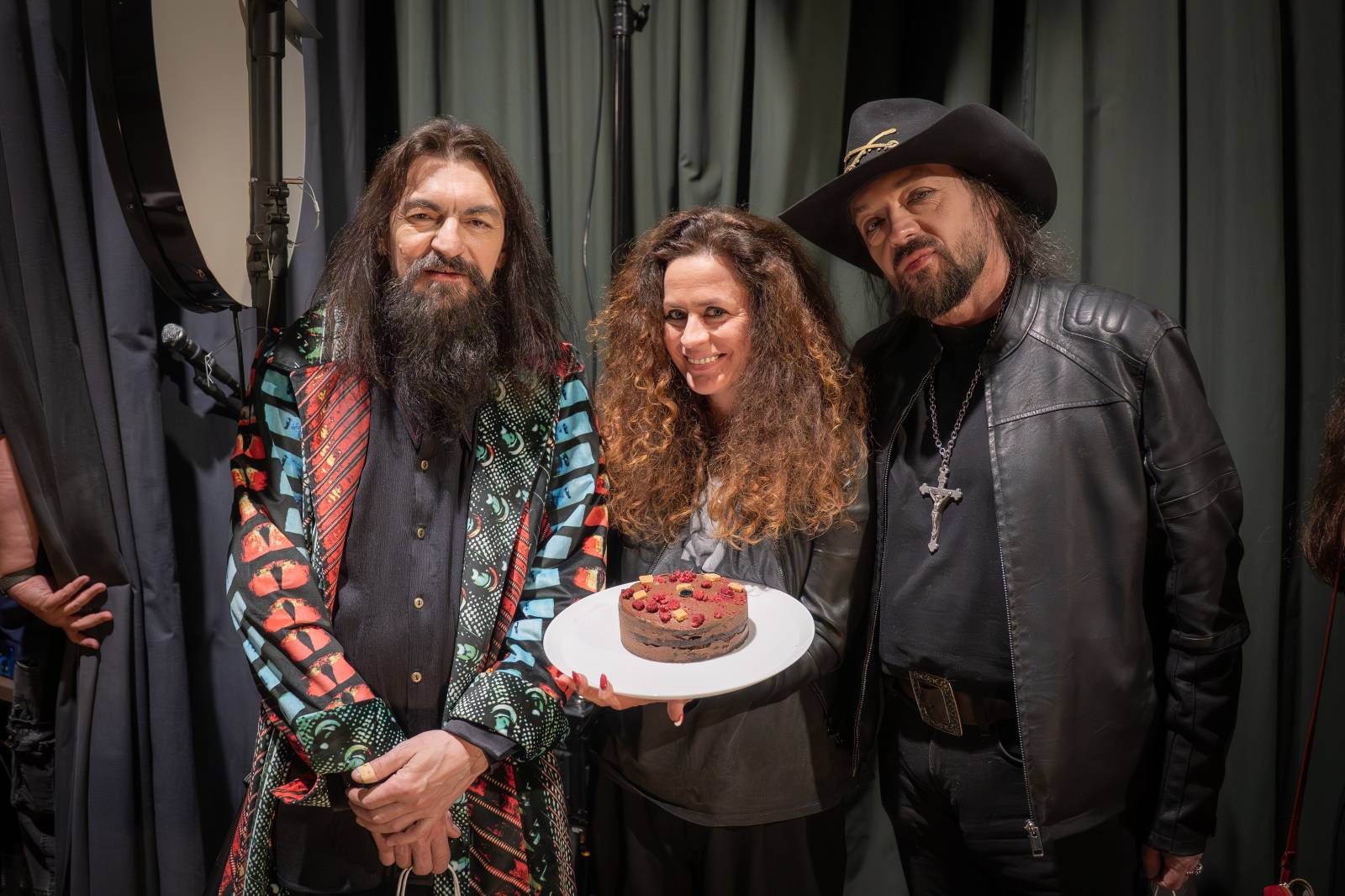 Diváky talkshow U Aleše na střeše bavili Robert Kodym, Varhan Orchestrovič Bauer i frontman Doctor Victor