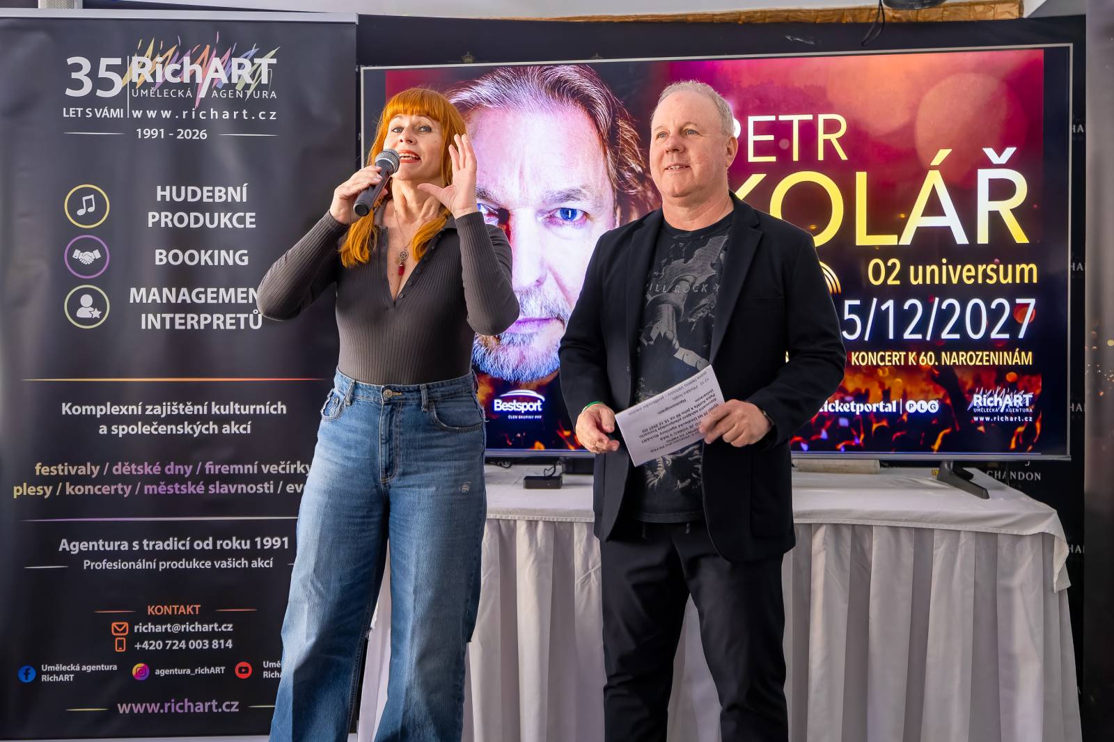 Petr Kolář a Olympic v Praze křtili společný singl. Kmotrami jsou Bára Basiková a Marta Jandová