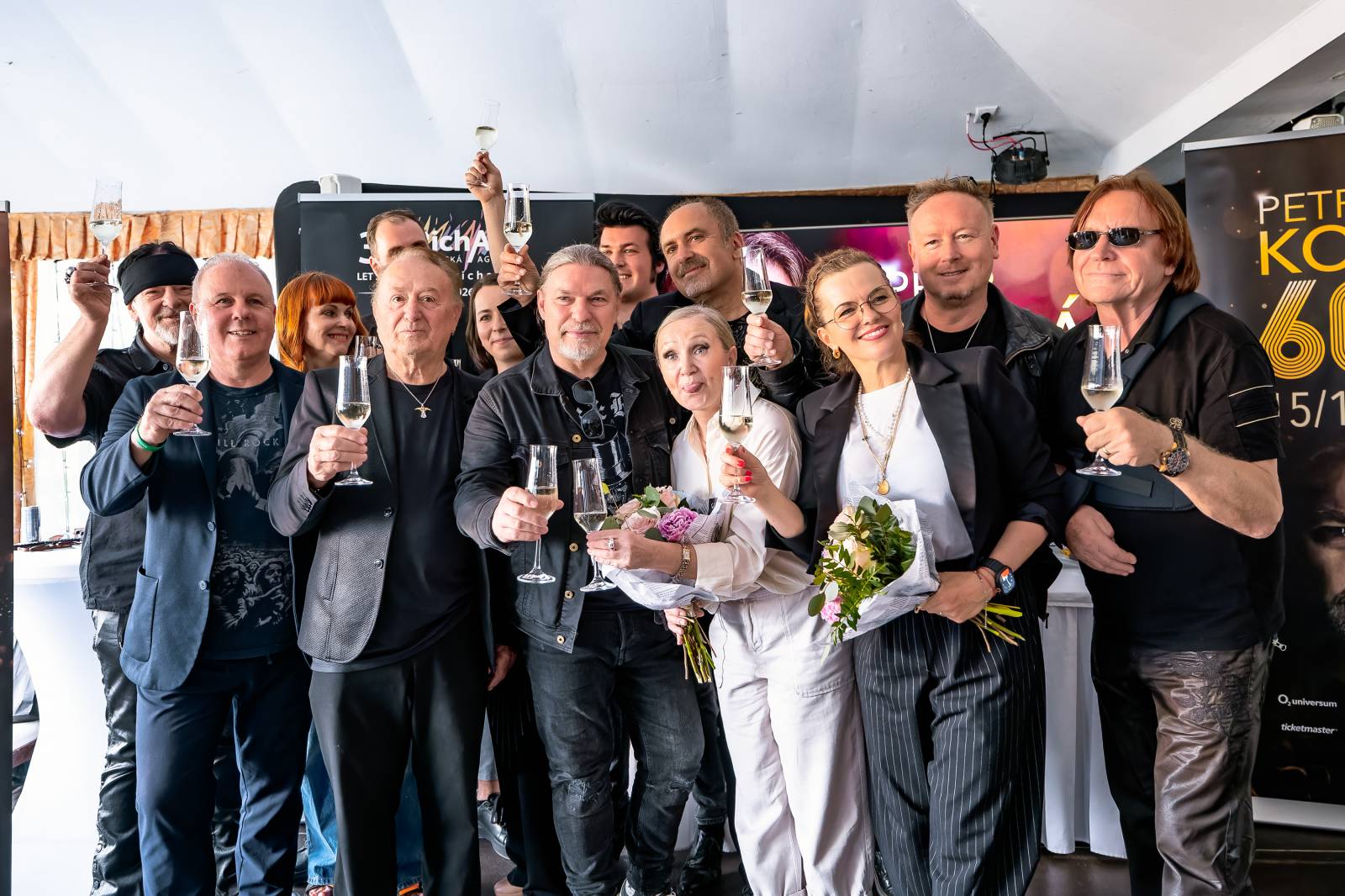 Petr Kolář a Olympic v Praze křtili společný singl. Kmotrami jsou Bára Basiková a Marta Jandová