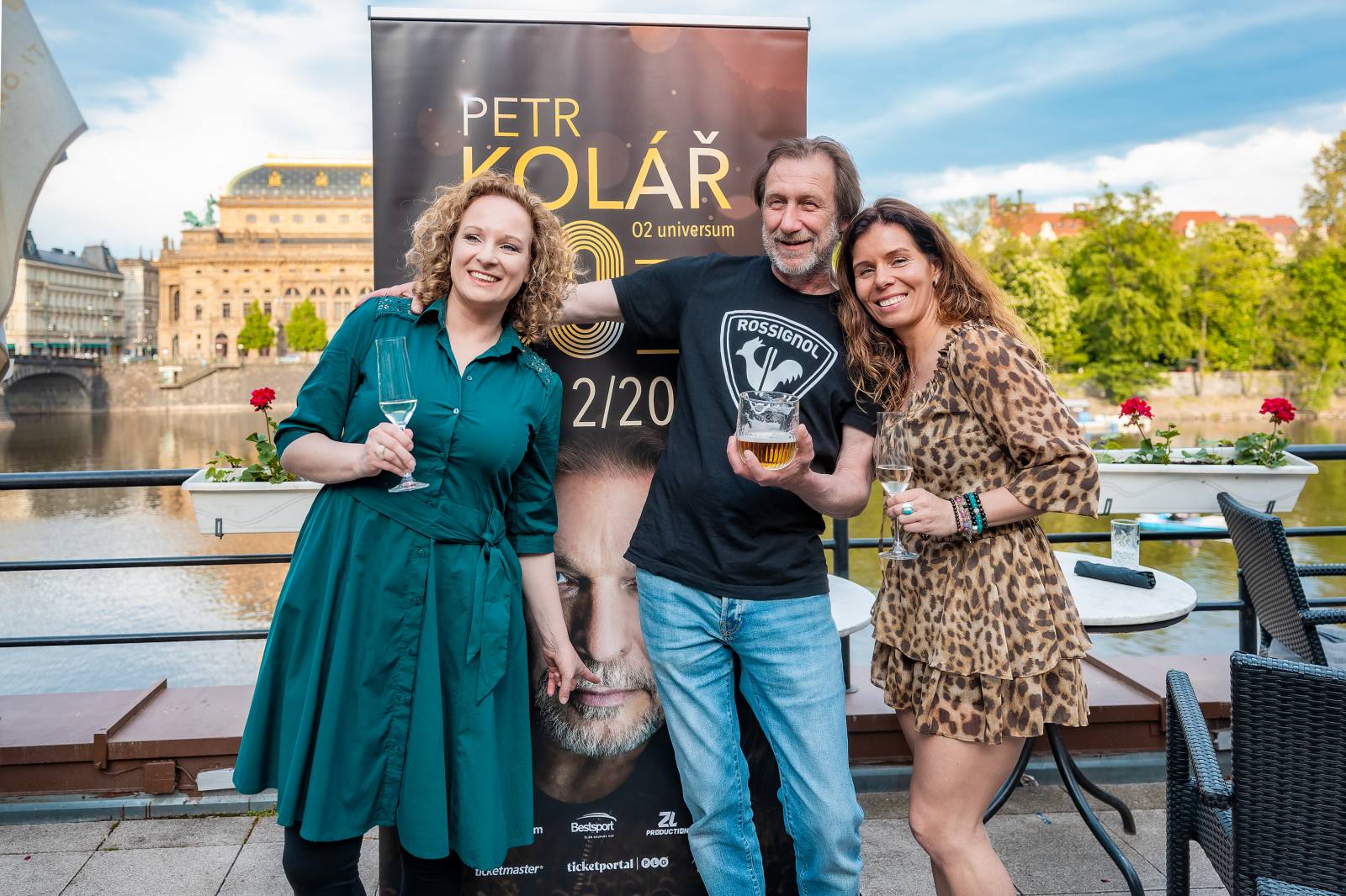 Petr Kolář a Olympic v Praze křtili společný singl. Kmotrami jsou Bára Basiková a Marta Jandová