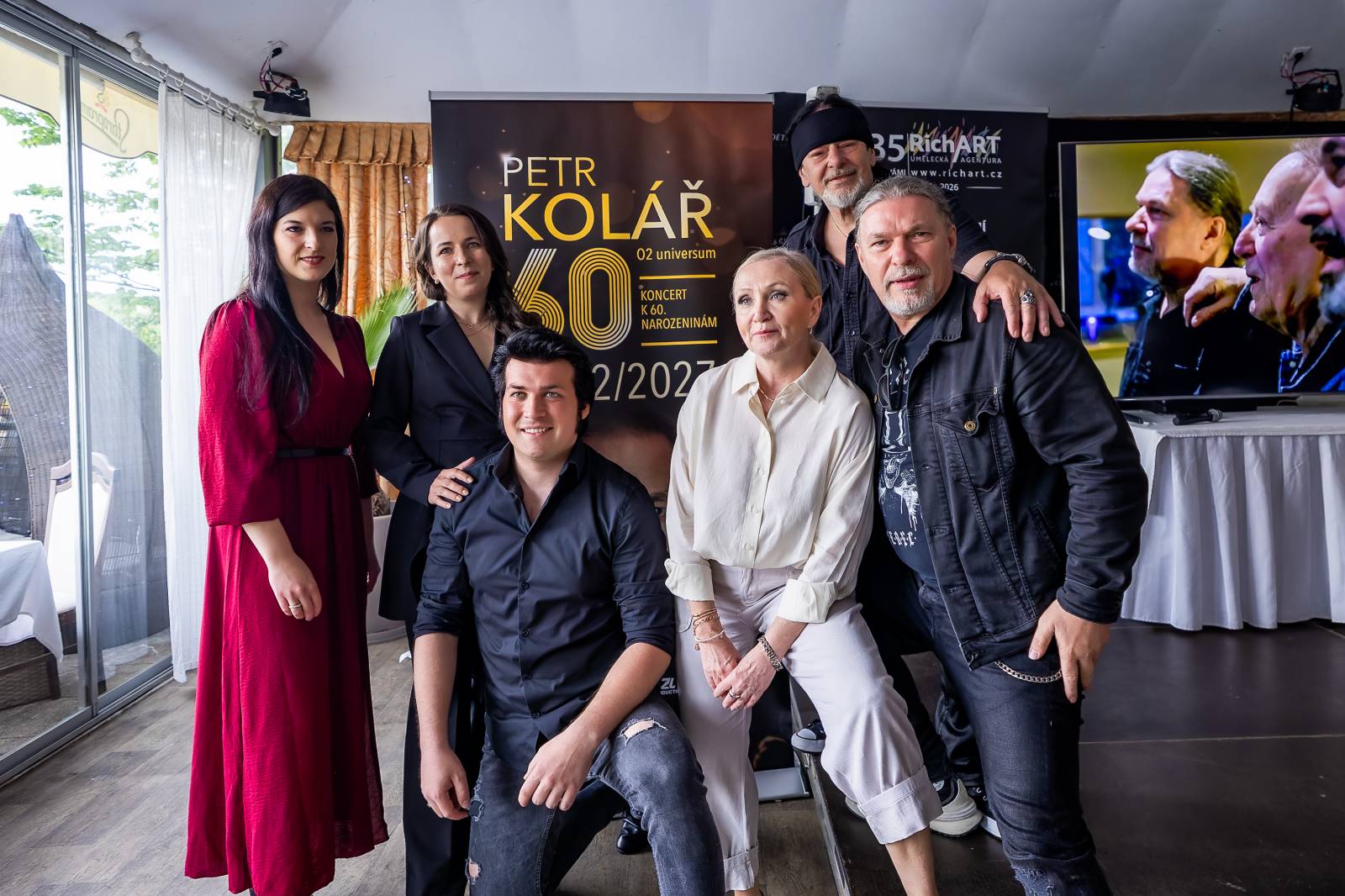 Petr Kolář a Olympic v Praze křtili společný singl. Kmotrami jsou Bára Basiková a Marta Jandová