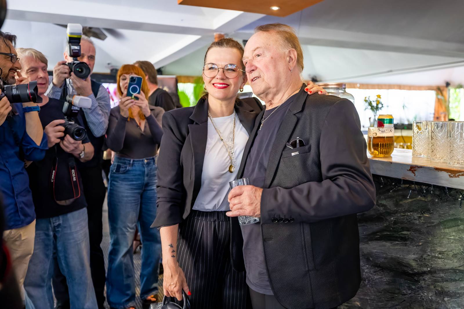 Petr Kolář a Olympic v Praze křtili společný singl. Kmotrami jsou Bára Basiková a Marta Jandová