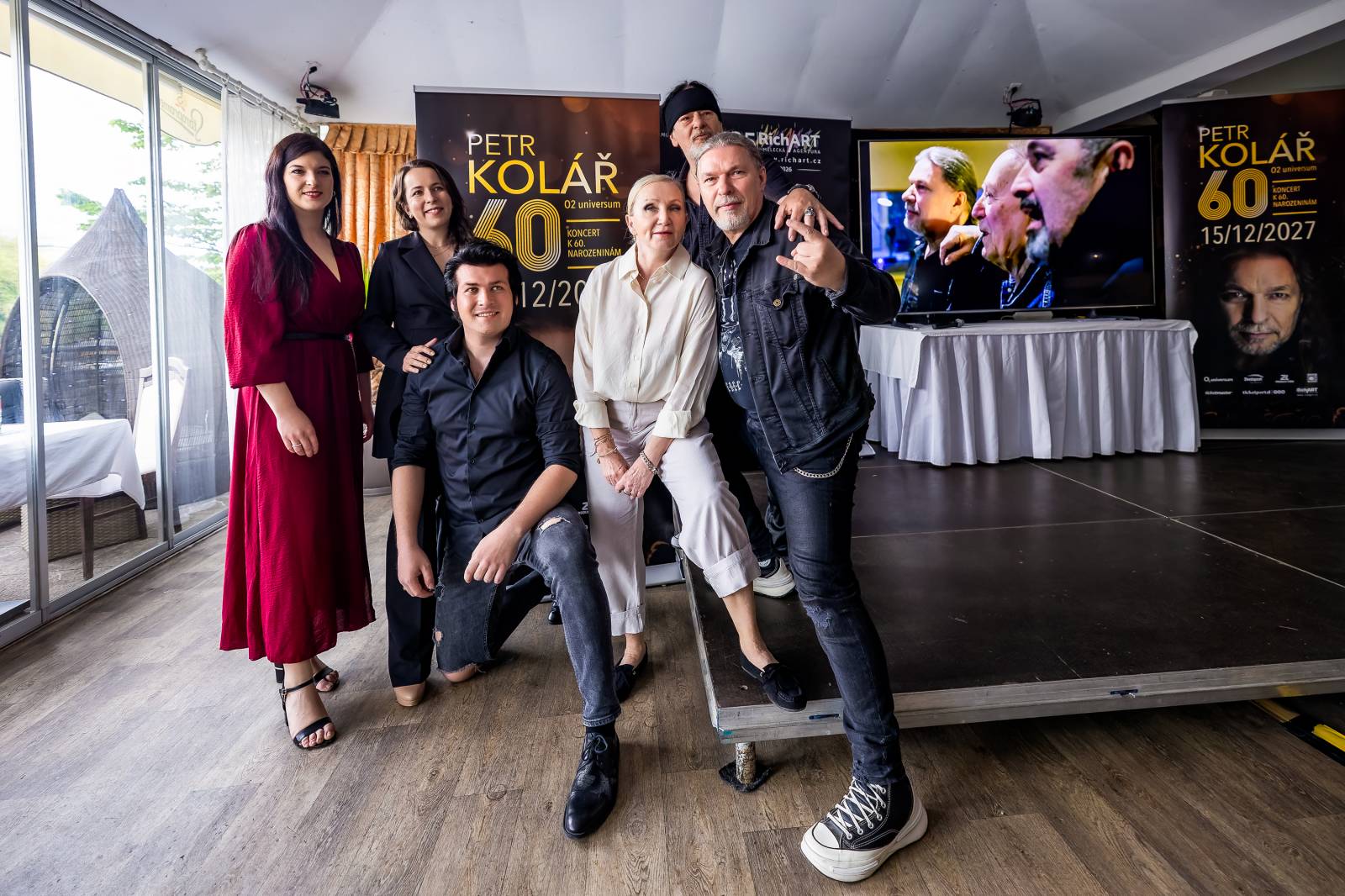Petr Kolář a Olympic v Praze křtili společný singl. Kmotrami jsou Bára Basiková a Marta Jandová