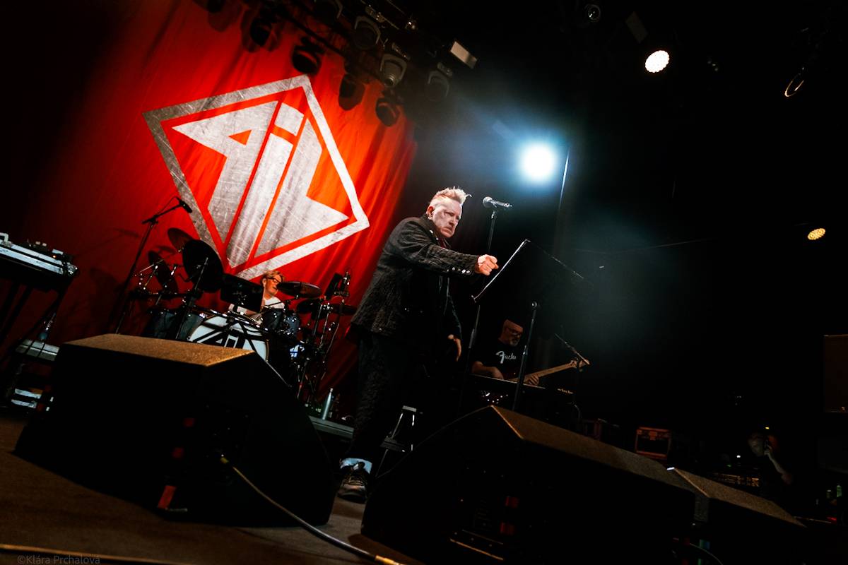 Public Image Ltd. v čele s Johnnym Rottenem naservírovali pražským fanouškům syrovou post-punkovou show