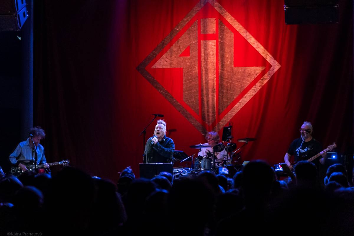 Public Image Ltd. v čele s Johnnym Rottenem naservírovali pražským fanouškům syrovou post-punkovou show