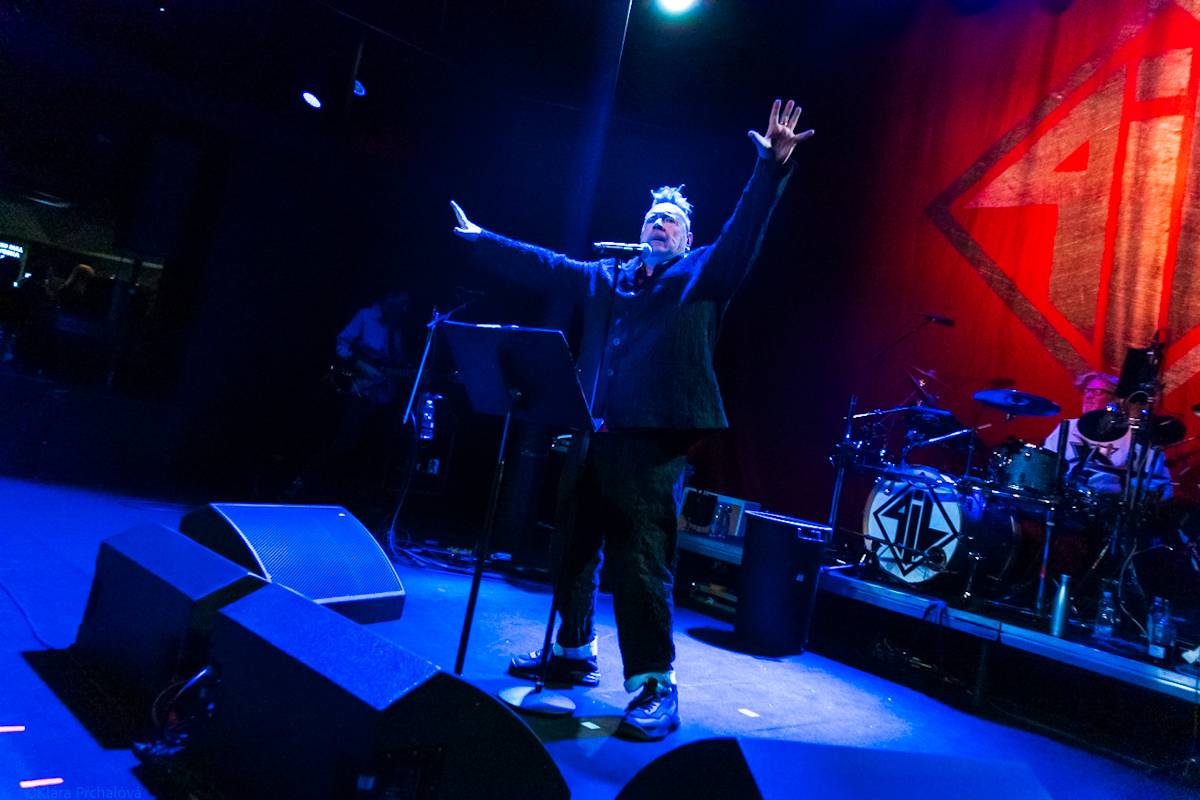 Public Image Ltd. v čele s Johnnym Rottenem naservírovali pražským fanouškům syrovou post-punkovou show