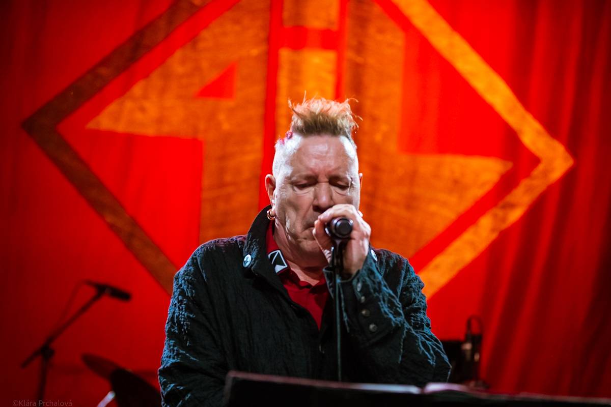 Public Image Ltd. v čele s Johnnym Rottenem naservírovali pražským fanouškům syrovou post-punkovou show