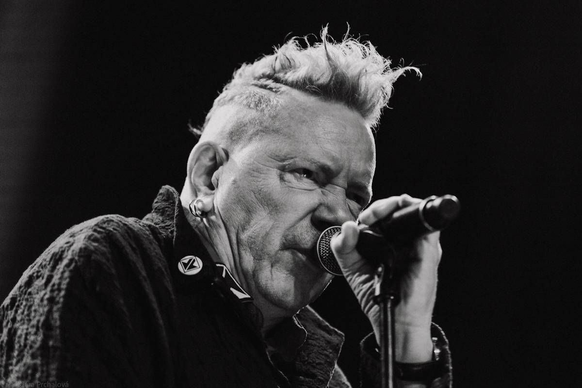 Public Image Ltd. v čele s Johnnym Rottenem naservírovali pražským fanouškům syrovou post-punkovou show