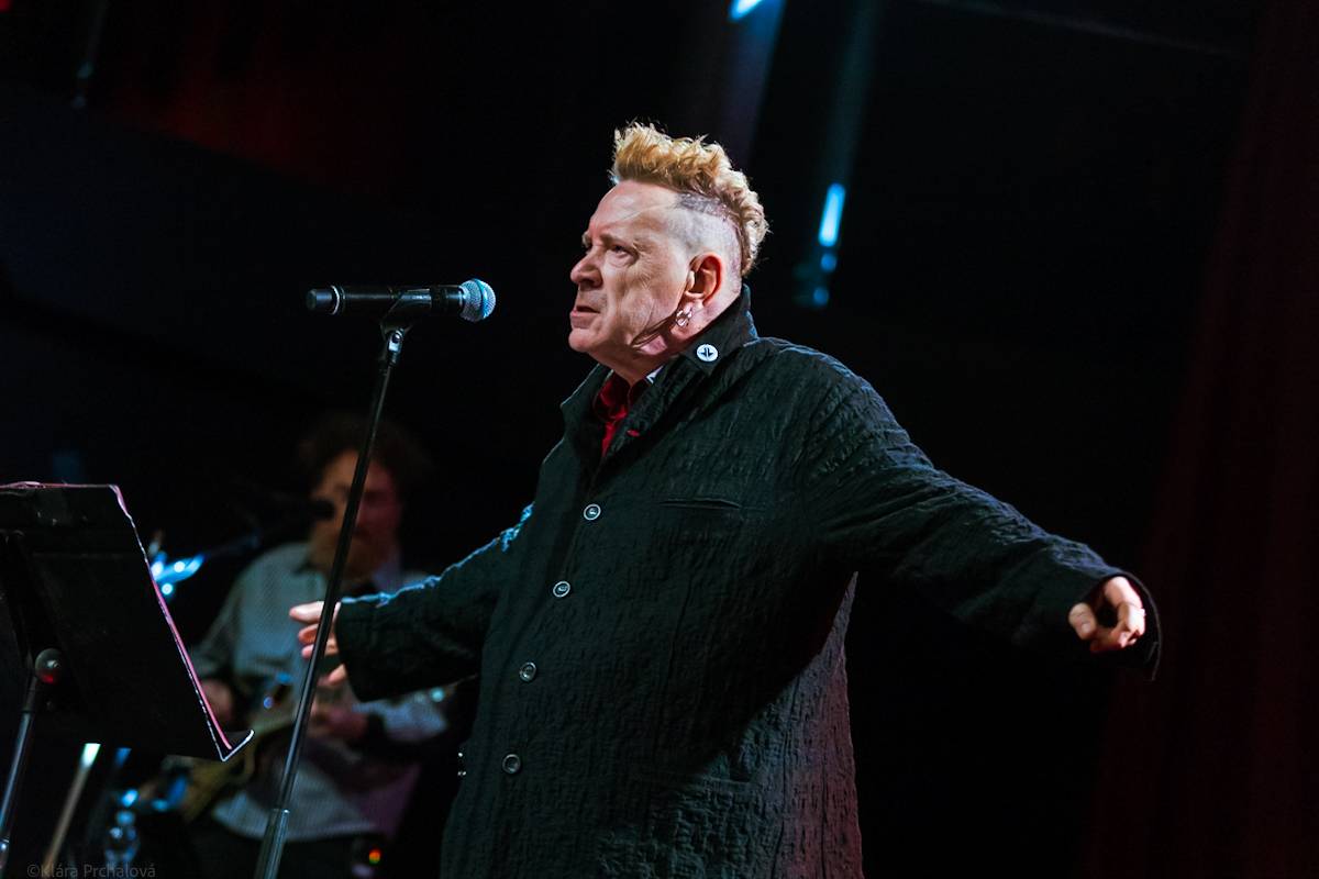 Public Image Ltd. v čele s Johnnym Rottenem naservírovali pražským fanouškům syrovou post-punkovou show
