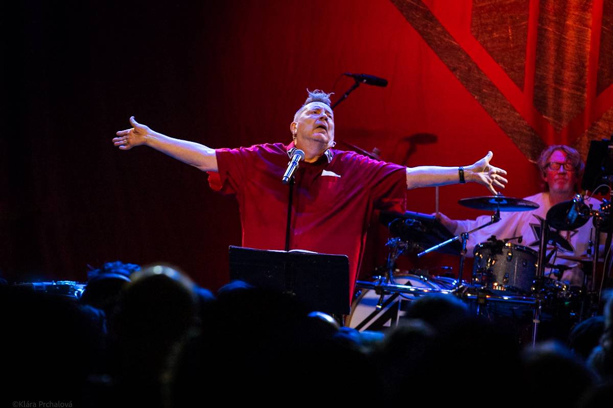 Public Image Ltd. v čele s Johnnym Rottenem naservírovali pražským fanouškům syrovou post-punkovou show