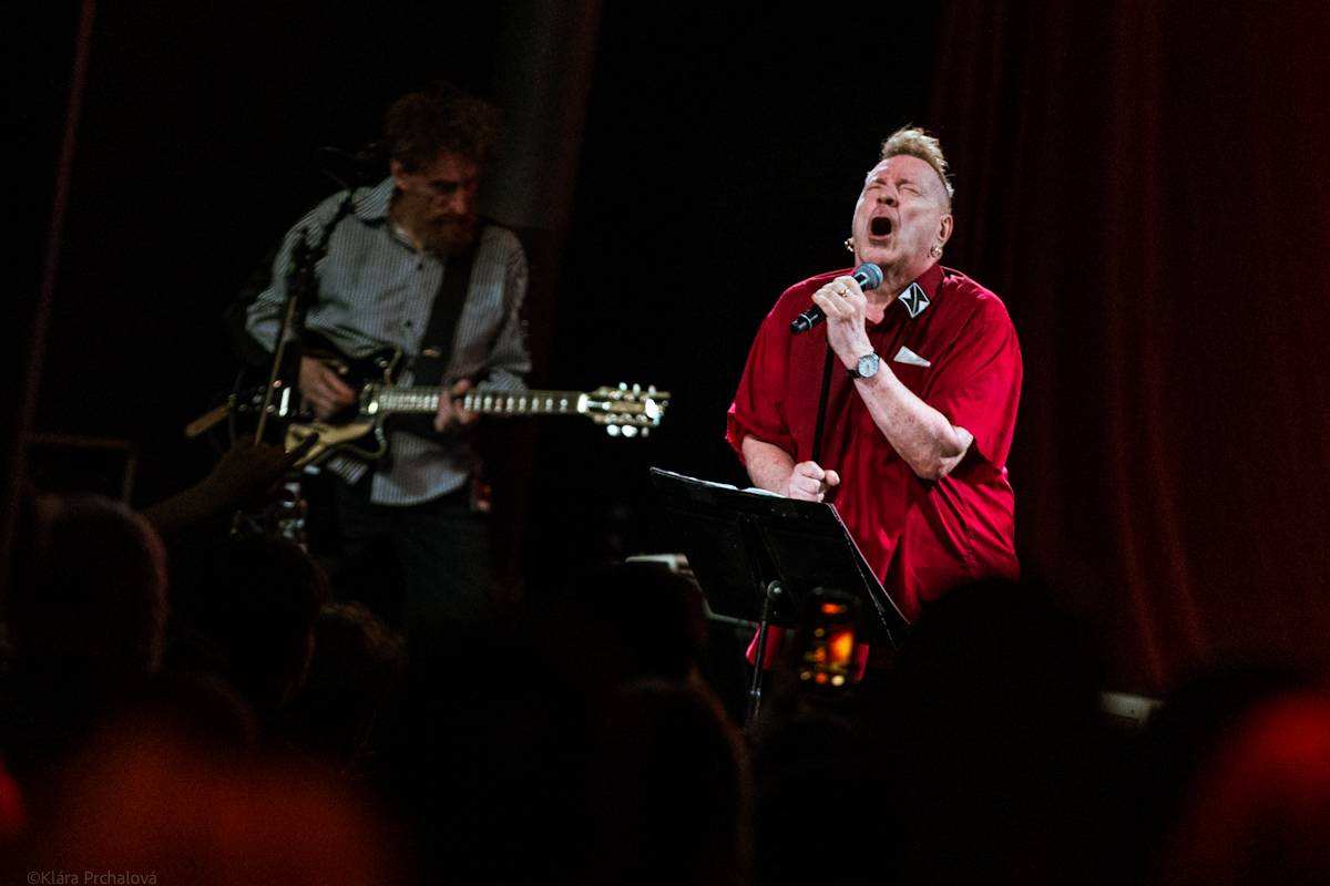 Public Image Ltd. v čele s Johnnym Rottenem naservírovali pražským fanouškům syrovou post-punkovou show