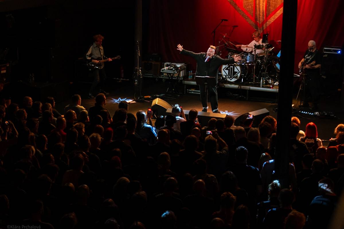 Public Image Ltd. v čele s Johnnym Rottenem naservírovali pražským fanouškům syrovou post-punkovou show