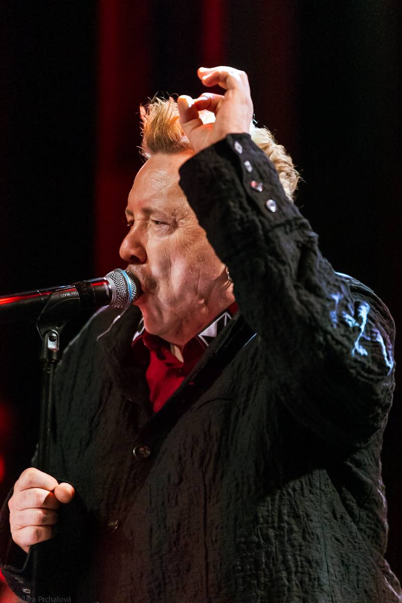 Public Image Ltd. v čele s Johnnym Rottenem naservírovali pražským fanouškům syrovou post-punkovou show