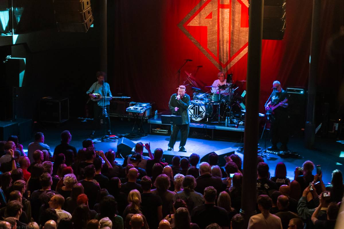 Public Image Ltd. v čele s Johnnym Rottenem naservírovali pražským fanouškům syrovou post-punkovou show