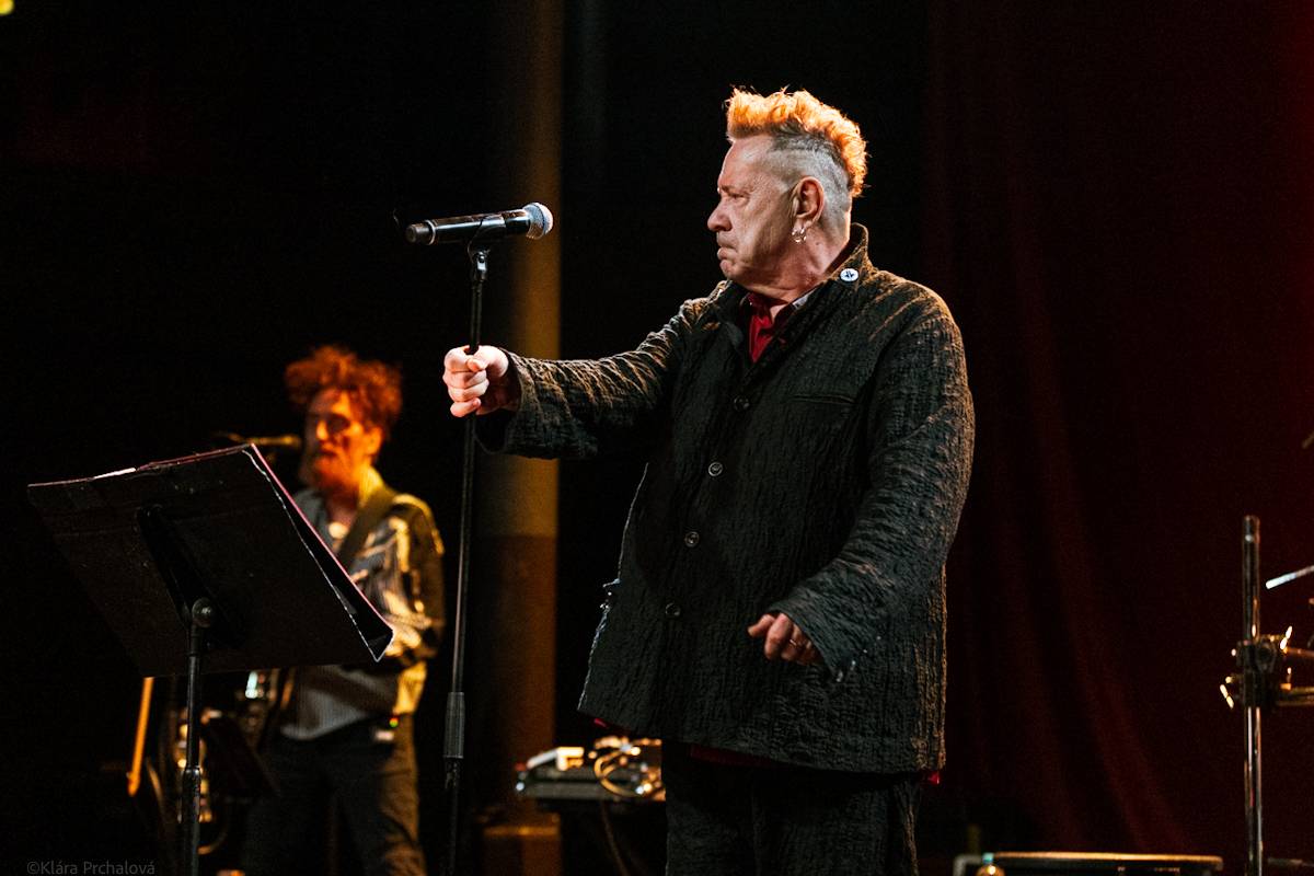 Public Image Ltd. v čele s Johnnym Rottenem naservírovali pražským fanouškům syrovou post-punkovou show