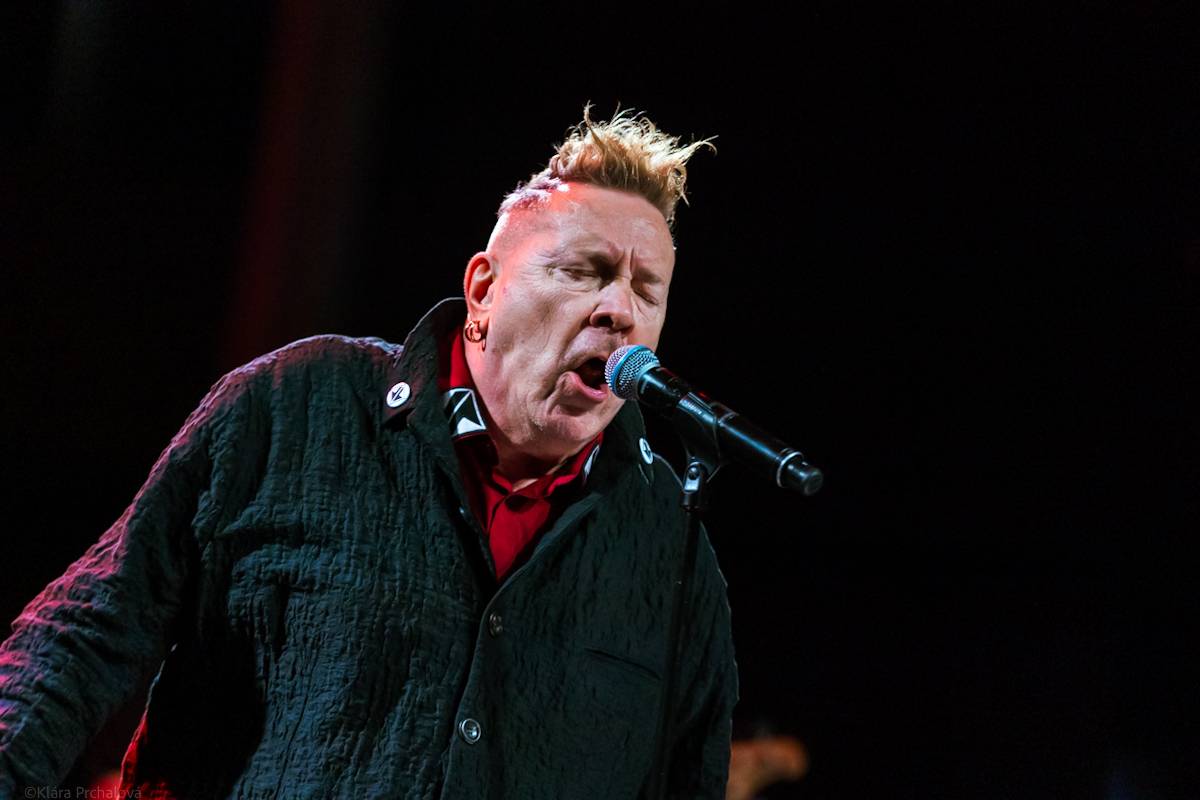 Public Image Ltd. v čele s Johnnym Rottenem naservírovali pražským fanouškům syrovou post-punkovou show