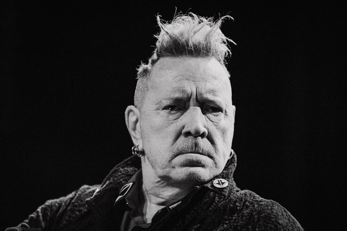 Public Image Ltd. v čele s Johnnym Rottenem naservírovali pražským fanouškům syrovou post-punkovou show