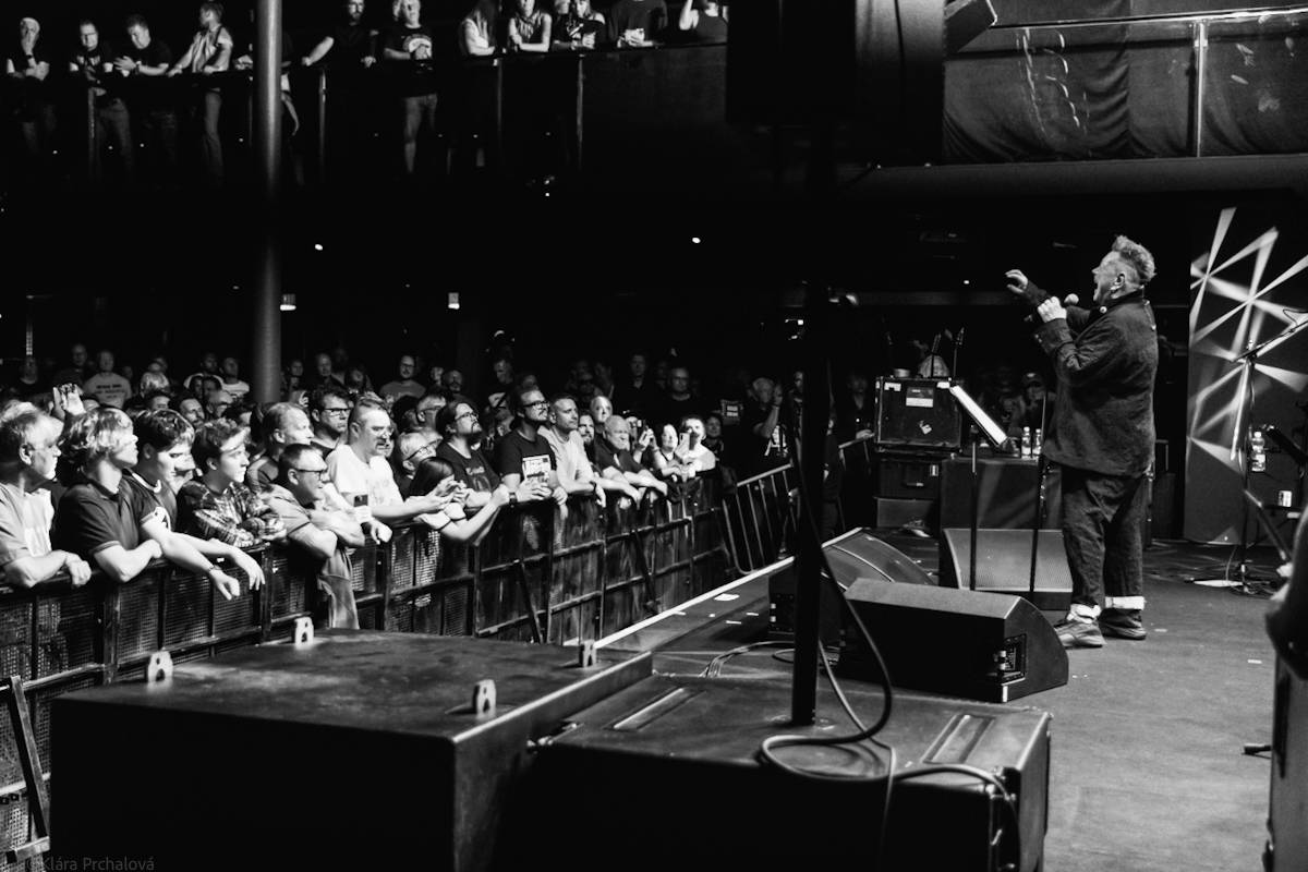 Public Image Ltd. v čele s Johnnym Rottenem naservírovali pražským fanouškům syrovou post-punkovou show