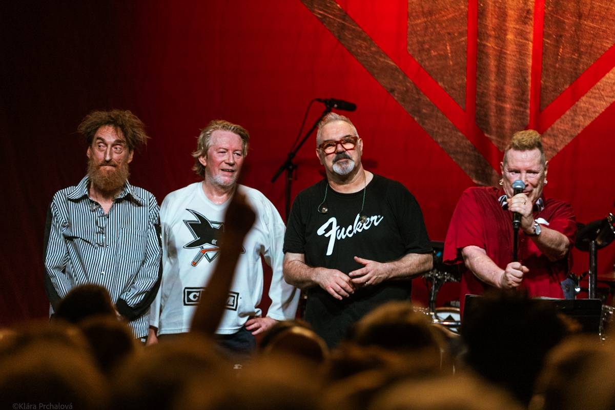 Public Image Ltd. v čele s Johnnym Rottenem naservírovali pražským fanouškům syrovou post-punkovou show