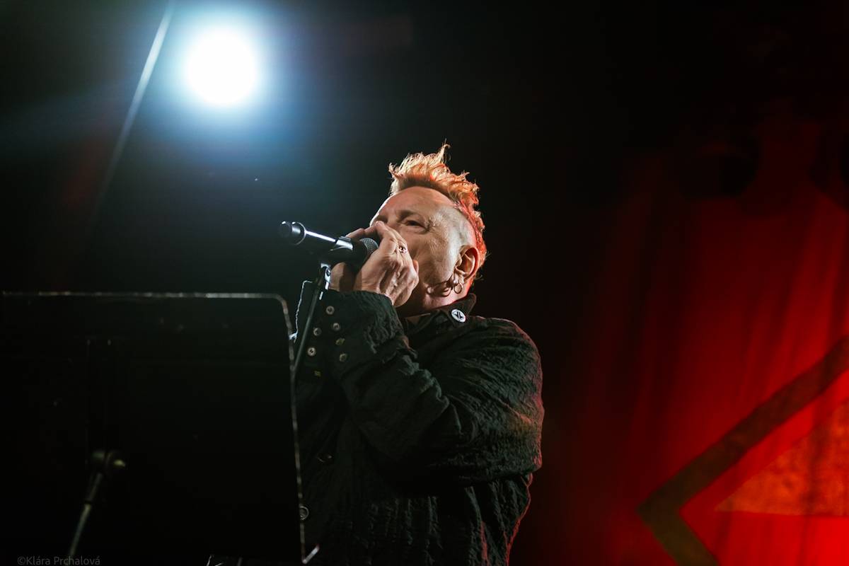 Public Image Ltd. v čele s Johnnym Rottenem naservírovali pražským fanouškům syrovou post-punkovou show
