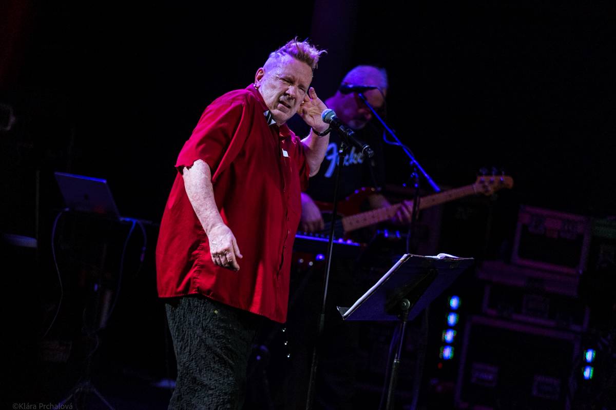 Public Image Ltd. v čele s Johnnym Rottenem naservírovali pražským fanouškům syrovou post-punkovou show
