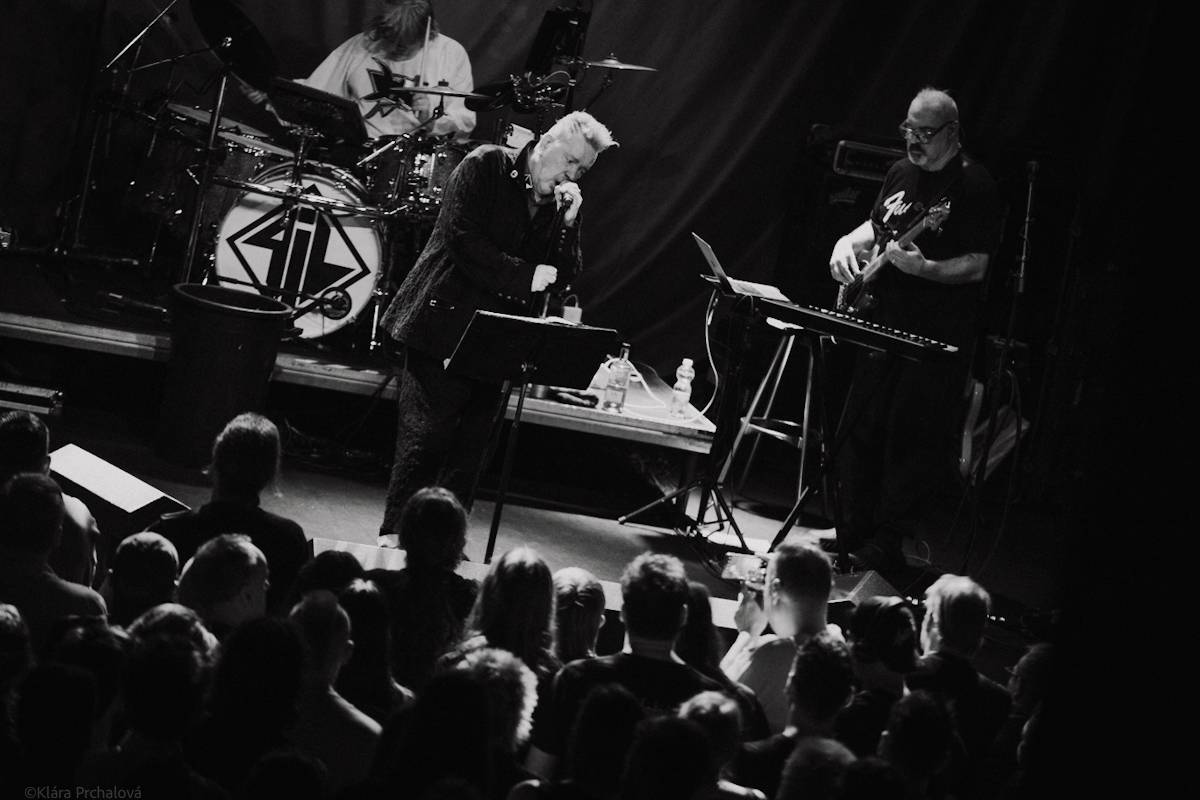 Public Image Ltd. v čele s Johnnym Rottenem naservírovali pražským fanouškům syrovou post-punkovou show