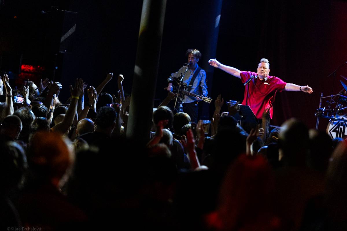 Public Image Ltd. v čele s Johnnym Rottenem naservírovali pražským fanouškům syrovou post-punkovou show