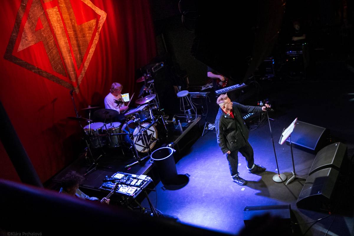 Public Image Ltd. v čele s Johnnym Rottenem naservírovali pražským fanouškům syrovou post-punkovou show