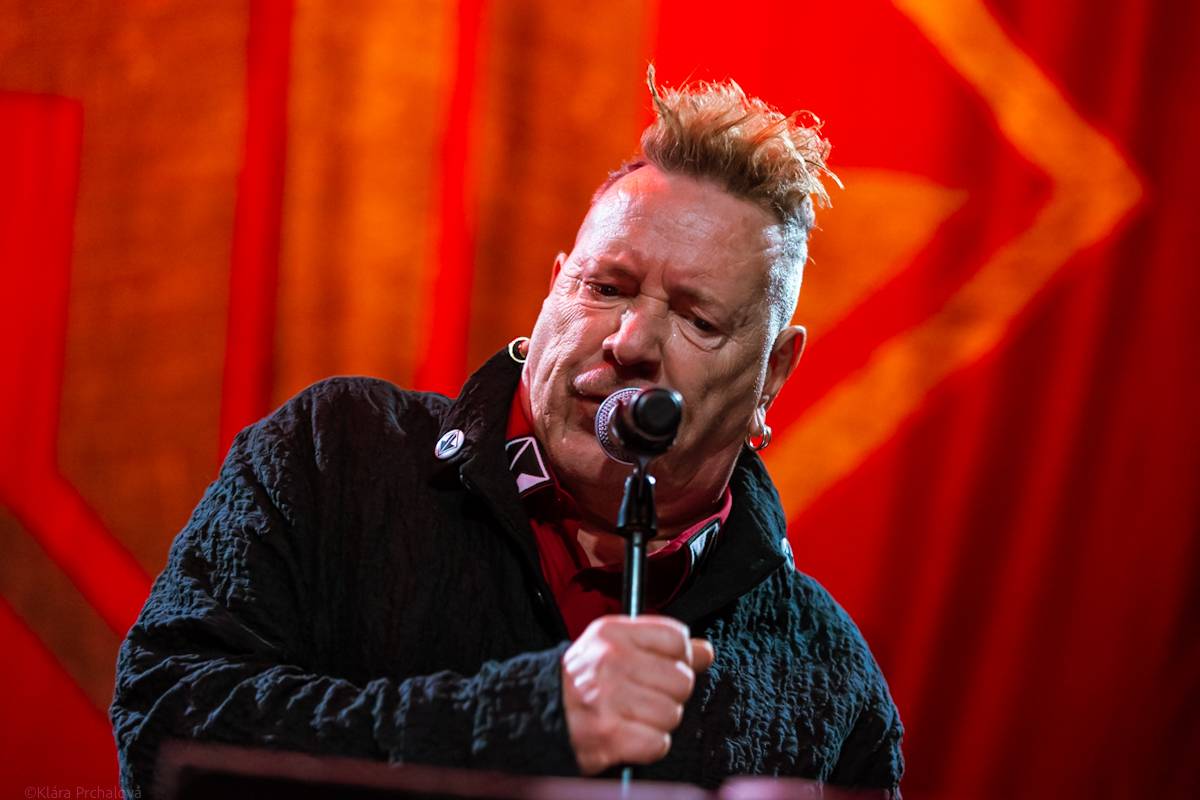 Public Image Ltd. v čele s Johnnym Rottenem naservírovali pražským fanouškům syrovou post-punkovou show