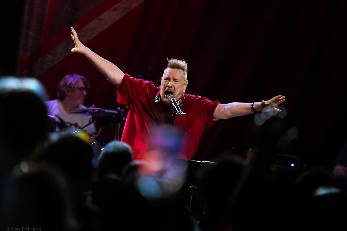 Public Image Ltd. v čele s Johnnym Rottenem naservírovali pražským fanouškům syrovou post-punkovou show