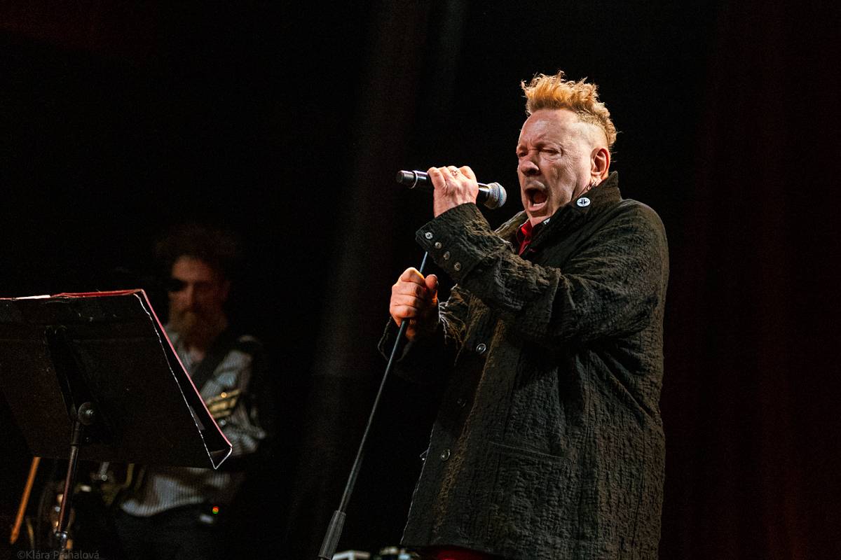 Public Image Ltd. v čele s Johnnym Rottenem naservírovali pražským fanouškům syrovou post-punkovou show