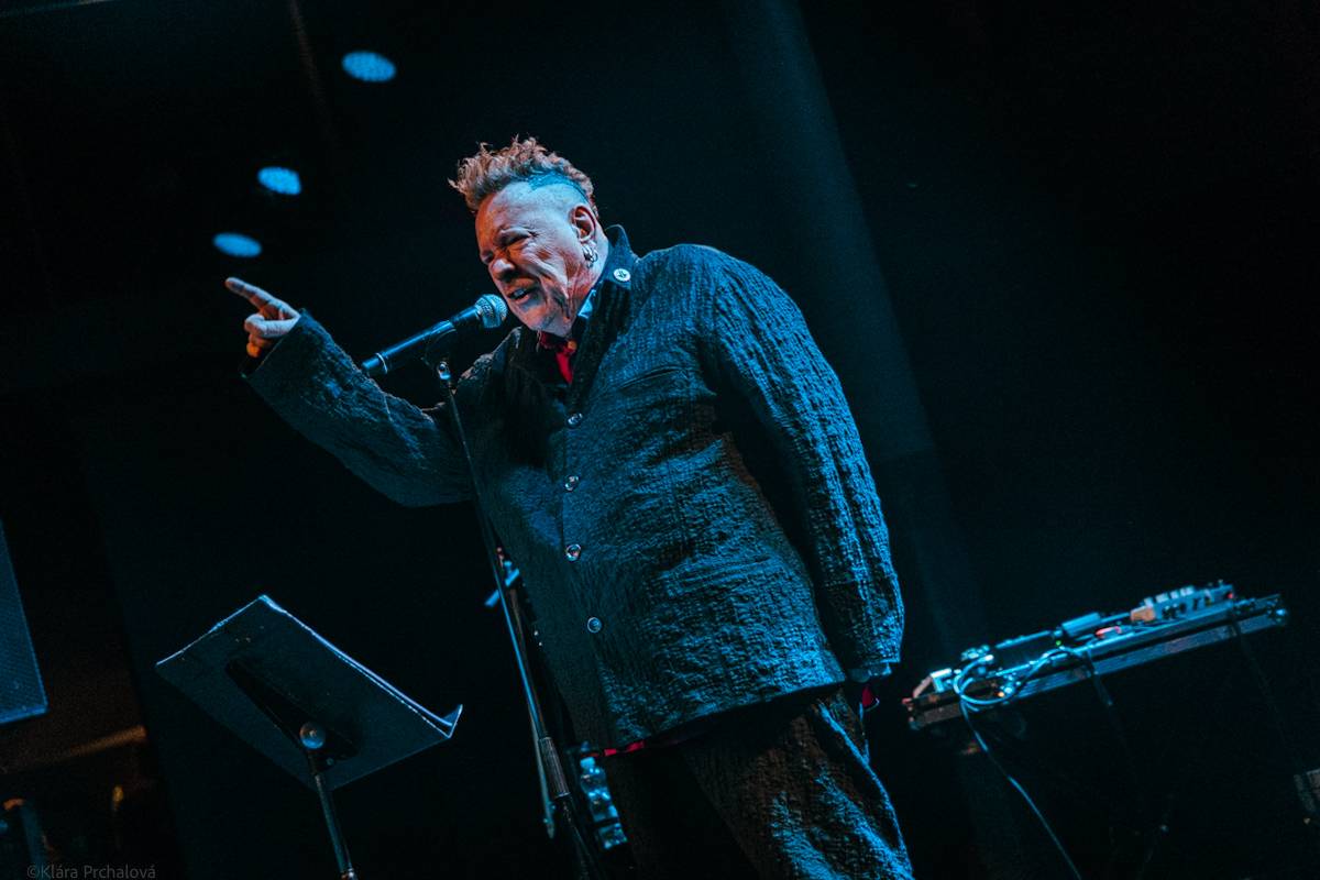 Public Image Ltd. v čele s Johnnym Rottenem naservírovali pražským fanouškům syrovou post-punkovou show