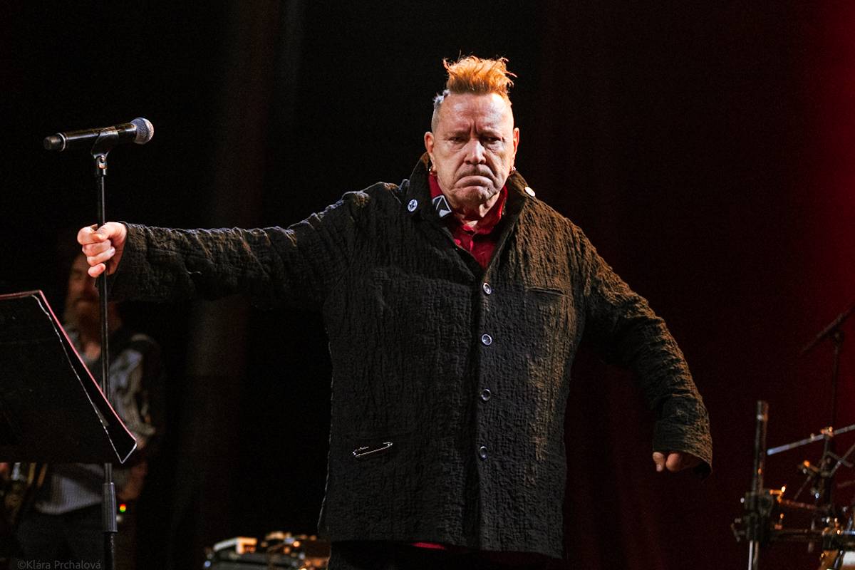 Public Image Ltd. v čele s Johnnym Rottenem naservírovali pražským fanouškům syrovou post-punkovou show