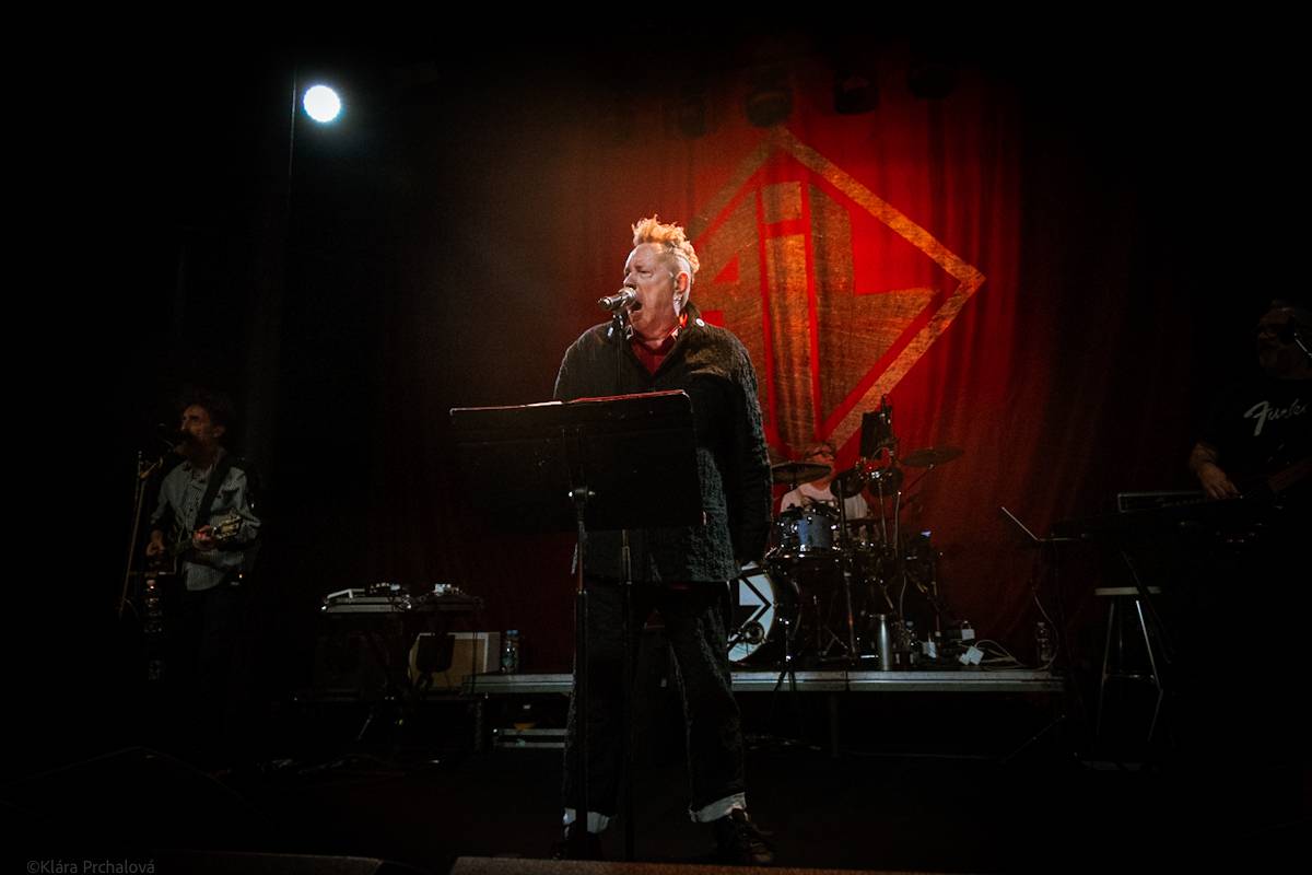 Public Image Ltd. v čele s Johnnym Rottenem naservírovali pražským fanouškům syrovou post-punkovou show