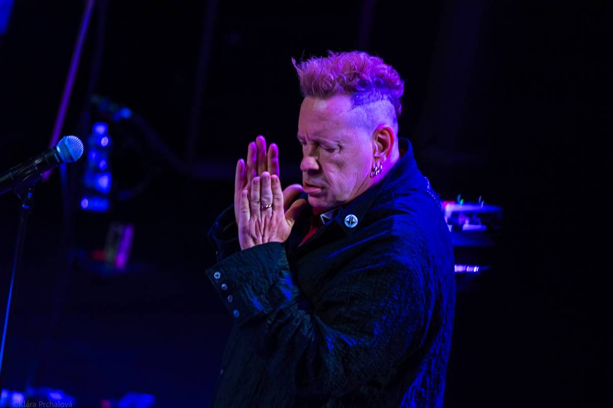 Public Image Ltd. v čele s Johnnym Rottenem naservírovali pražským fanouškům syrovou post-punkovou show