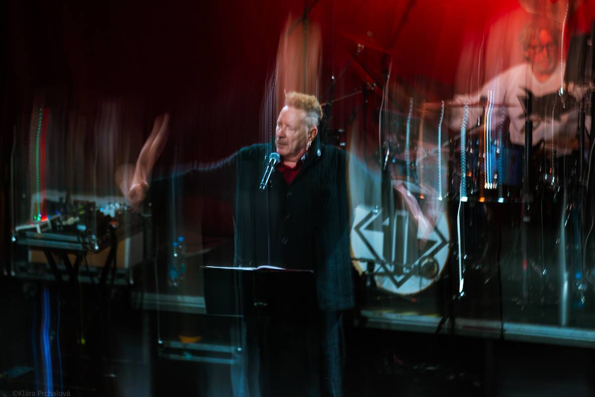 Public Image Ltd. v čele s Johnnym Rottenem naservírovali pražským fanouškům syrovou post-punkovou show
