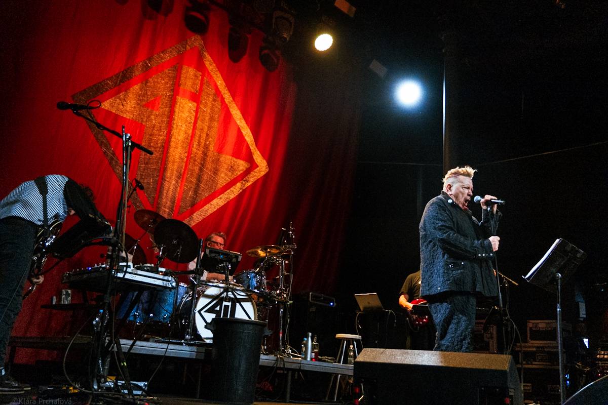 Public Image Ltd. v čele s Johnnym Rottenem naservírovali pražským fanouškům syrovou post-punkovou show