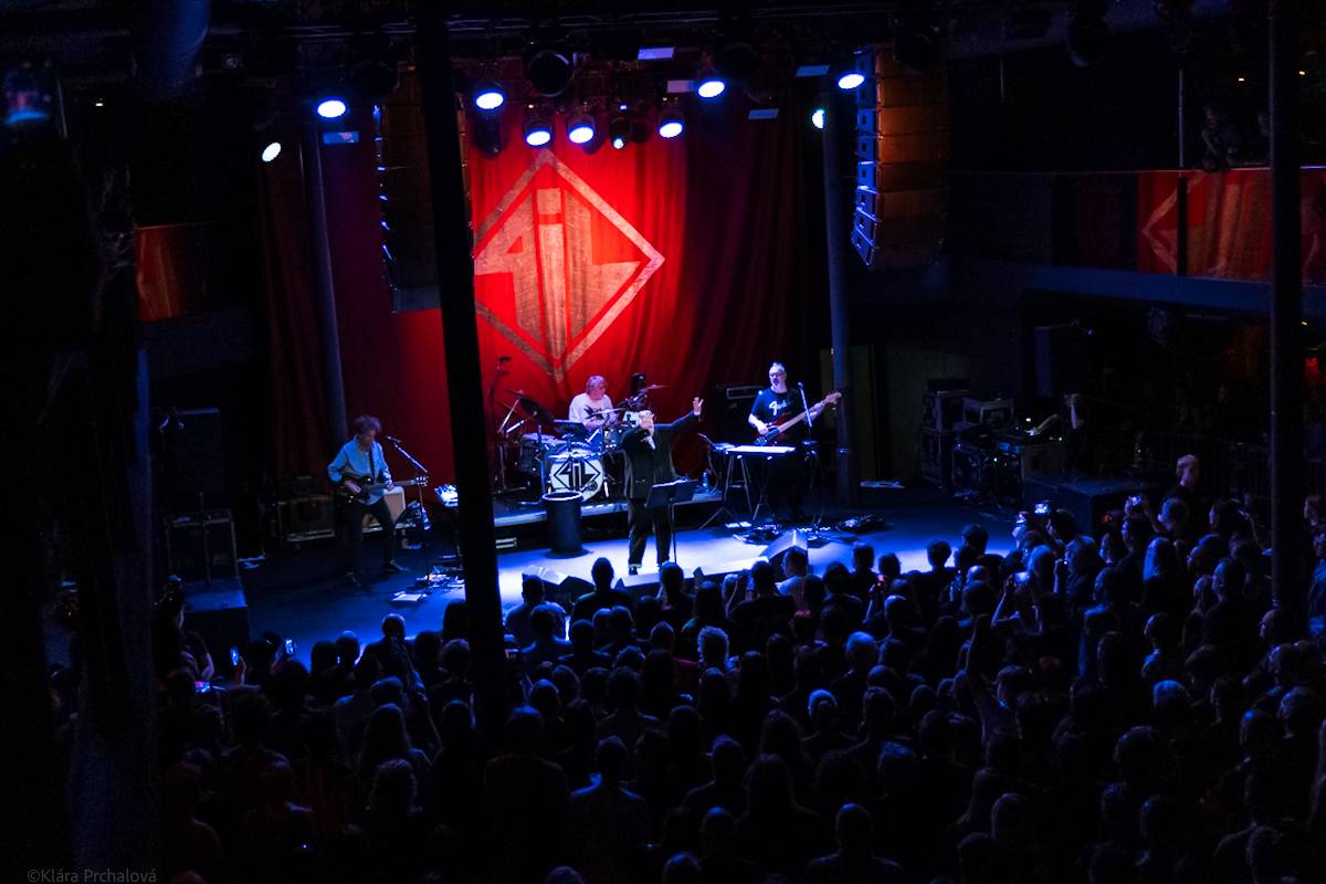 Public Image Ltd. v čele s Johnnym Rottenem naservírovali pražským fanouškům syrovou post-punkovou show