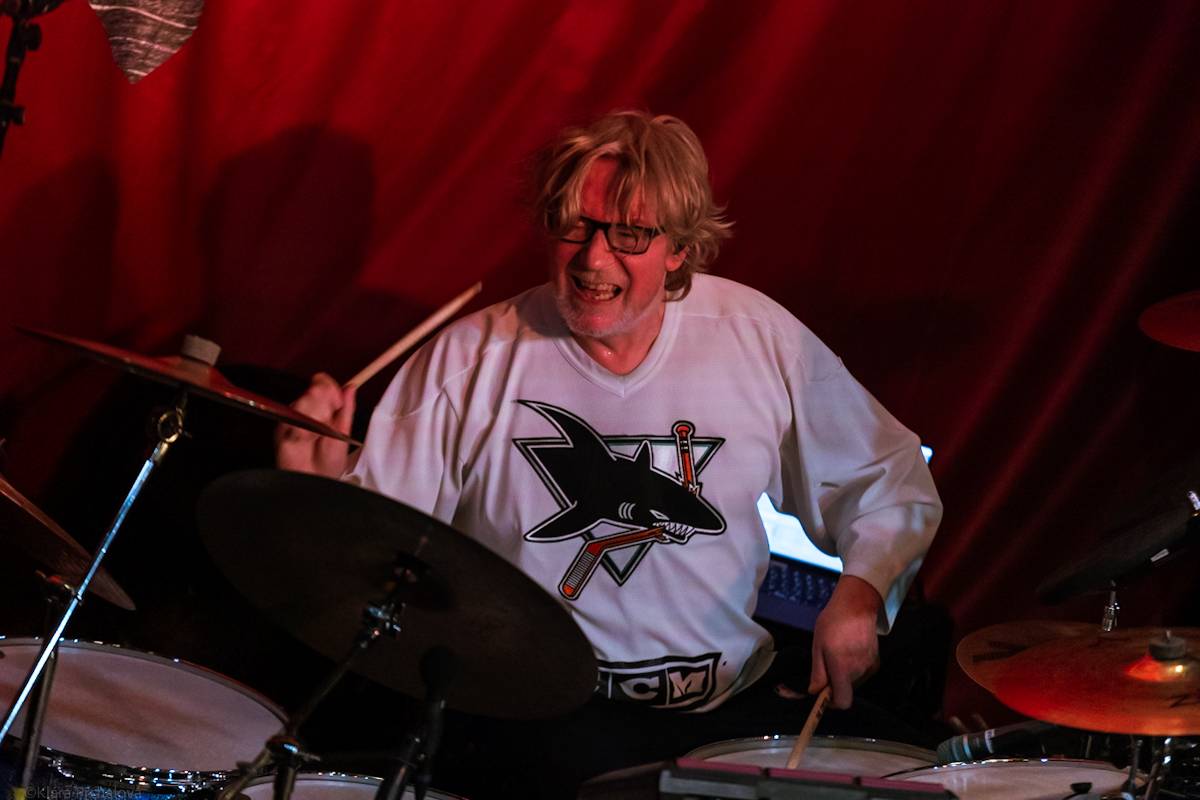 Public Image Ltd. v čele s Johnnym Rottenem naservírovali pražským fanouškům syrovou post-punkovou show